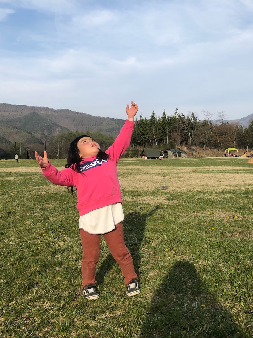 「キャンプスタイル、kids、女の子コーデ、キッズコーデ、VANS」｜「X-girl Stagesのアイテム（パーカー、ピンク系）」を使った、𓍯yü𓍯さん（キッズ・120cm）の春コーディネートの1枚目の写真