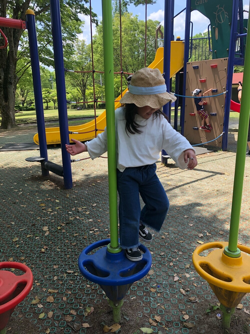 「公園、kids、女の子コーデ、VANS、公園スタイル」｜「palo_alto_closetのアイテム（Tシャツ/カットソー、ホワイト系）」を使った、𓍯yü𓍯さん（キッズ・120cm）の春コーディネートの1枚目の写真
