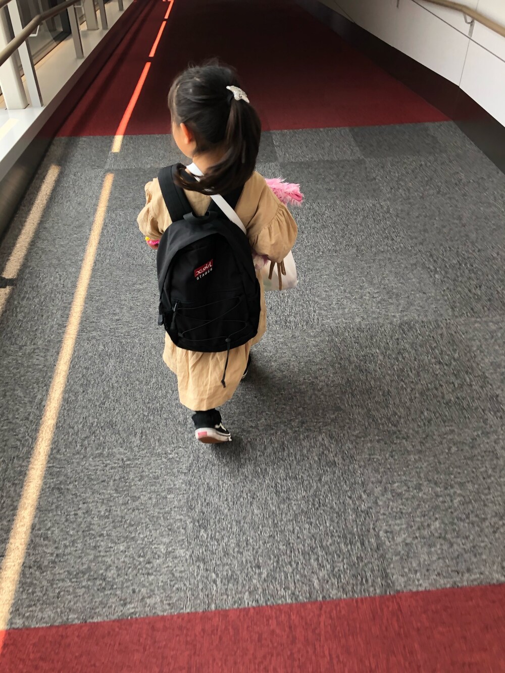 「kids、女の子コーデ、VANS」｜「X-girl Stagesのボックスロゴリュックサック（バックパック/リュック、ブラック系）」を使った、𓍯yü𓍯さん（キッズ・120cm）の春コーディネートの1枚目の写真