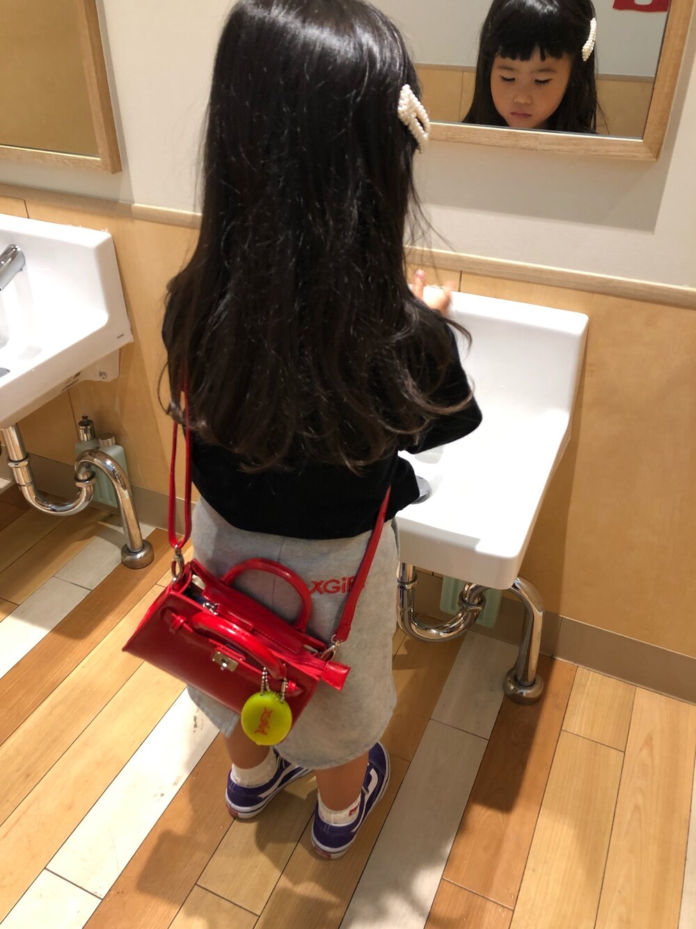 「キッズファッション、女の子、夏コーデ」｜「X-girl StagesのS/S TEE CURSIVE LOGO(4T～7T)（Tシャツ/カットソー、ブラック系）」を使った、𓍯yü𓍯さん（キッズ・120cm）の春コーディネートの1枚目の写真