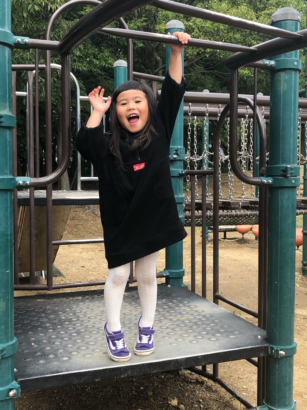 「キッズファッション、公園コーデ、女の子」｜「X-girl Stagesのボックスロゴリブワンピース（ワンピース、ブラック系）」を使った、𓍯yü𓍯さん（キッズ・120cm）の春コーディネートの1枚目の写真