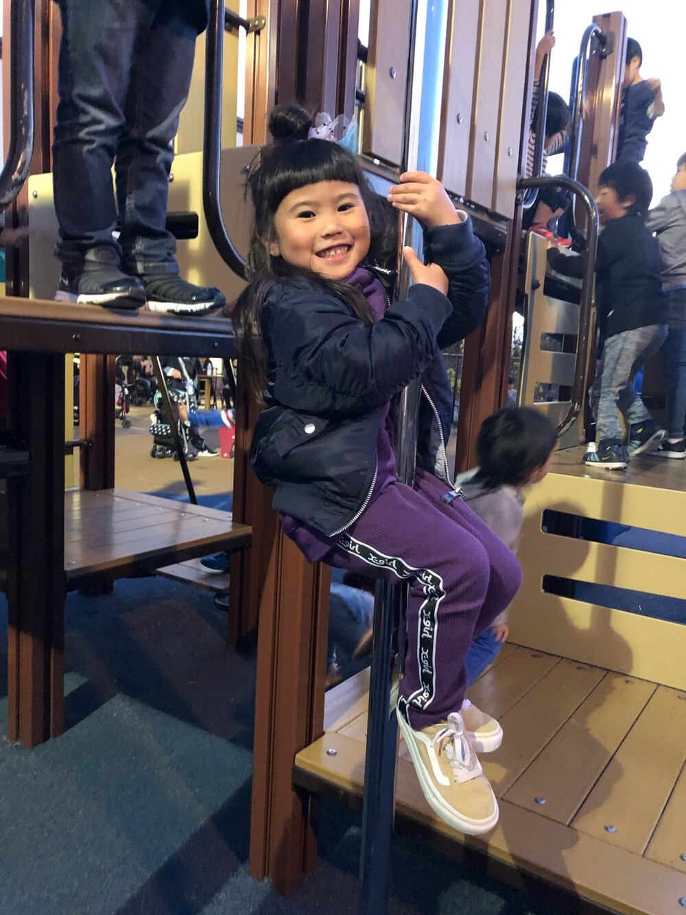 「キッズファッション、公園コーデ、女の子」｜「VANSのVANS ヴァンズ V36CJ　OLD SKOOL(14-22) BEIGE（スニーカー、ベージュ系）」を使った、𓍯yü𓍯さん（キッズ・120cm）の春コーディネートの1枚目の写真