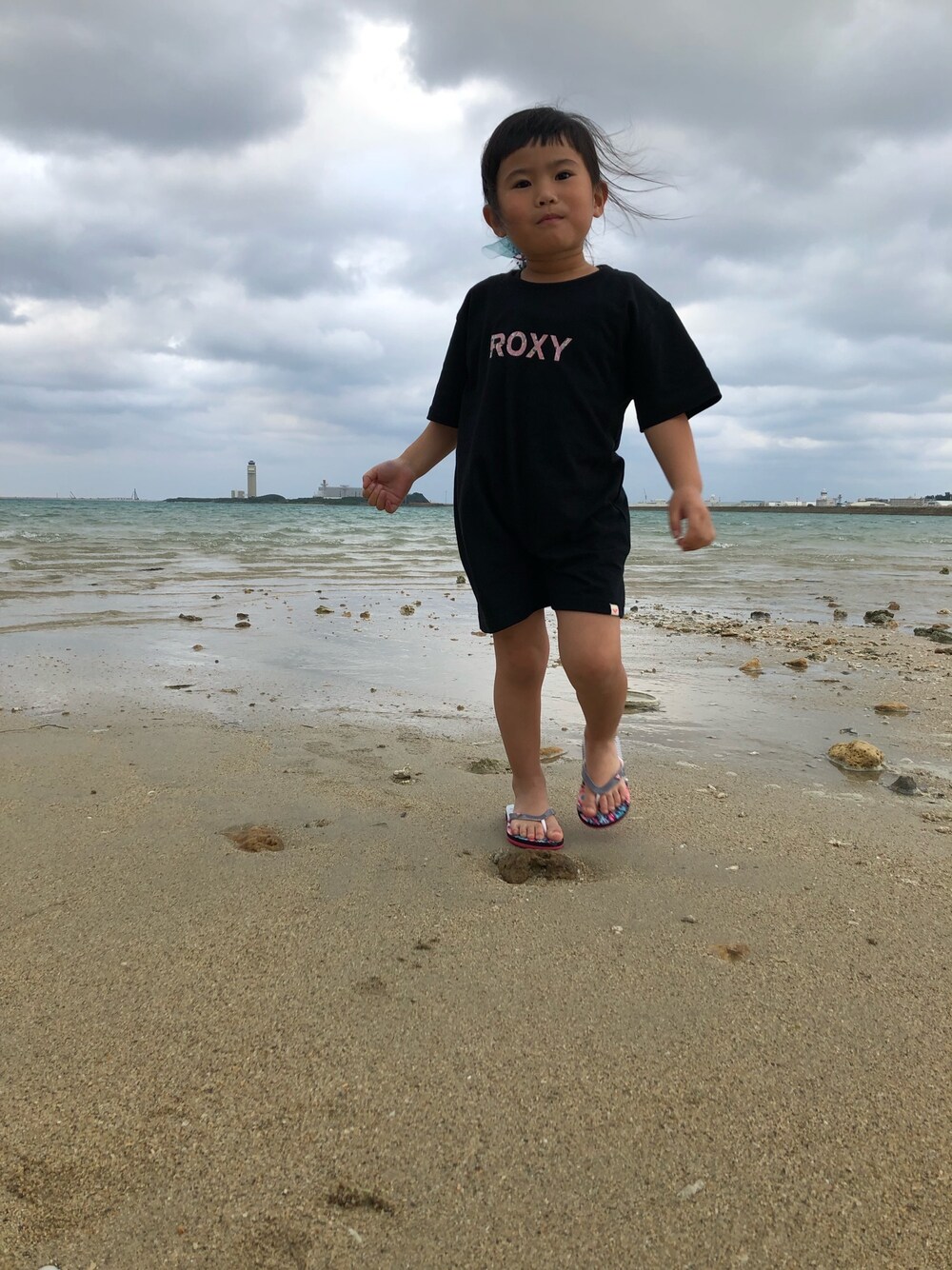 「キッズファッション、女の子、夏コーデ」｜「ROXYのアイテム（Tシャツ/カットソー、ブラック系）」を使った、𓍯yü𓍯さん（キッズ・120cm）の春コーディネートの1枚目の写真