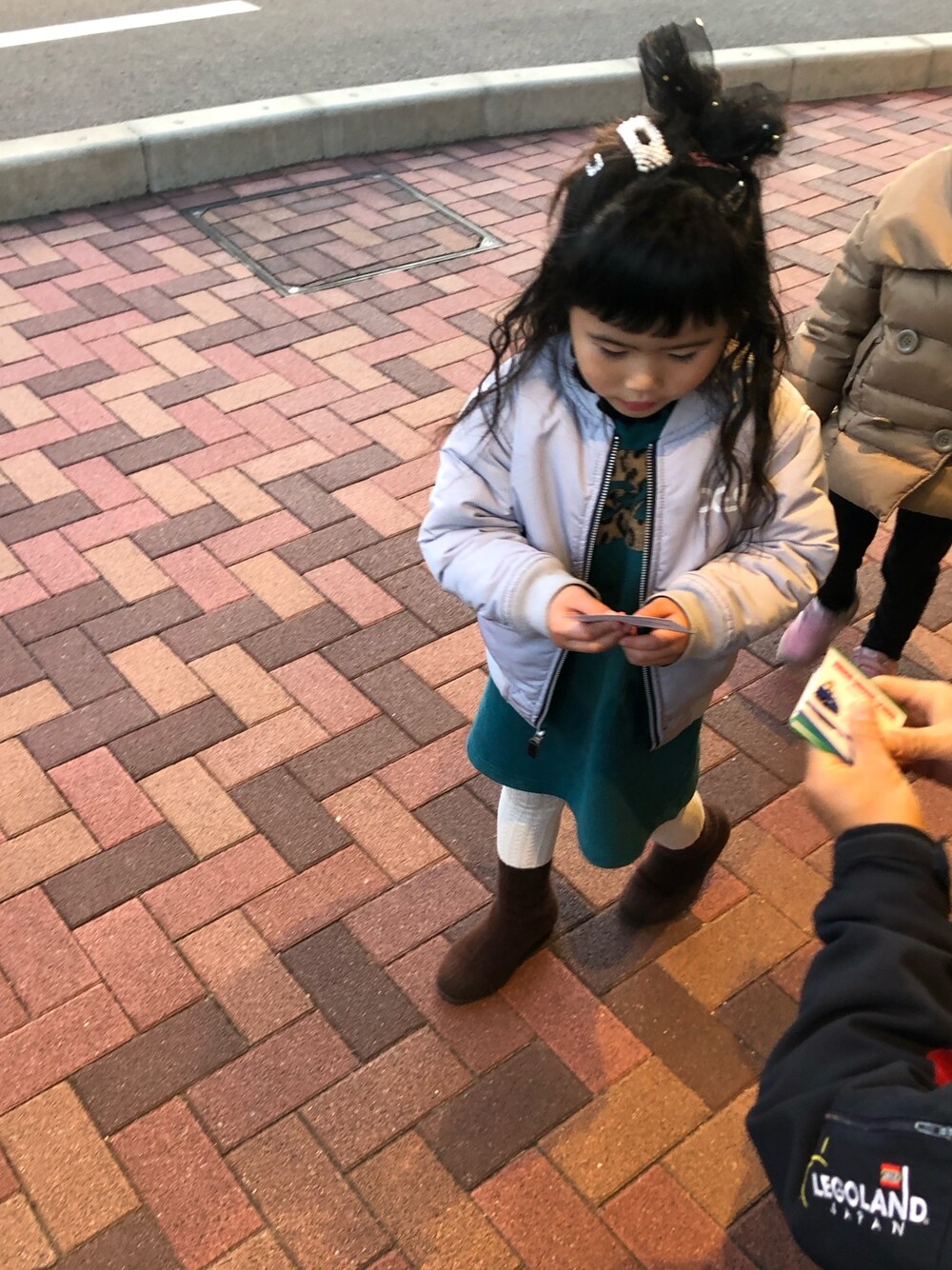「キッズファッション、おんなのこ、5歳」｜「X-girl StagesのリバーシブルMA-1ブルゾン（MA-1、ブルー系）」を使った、𓍯yü𓍯さん（キッズ・120cm）の春コーディネートの1枚目の写真