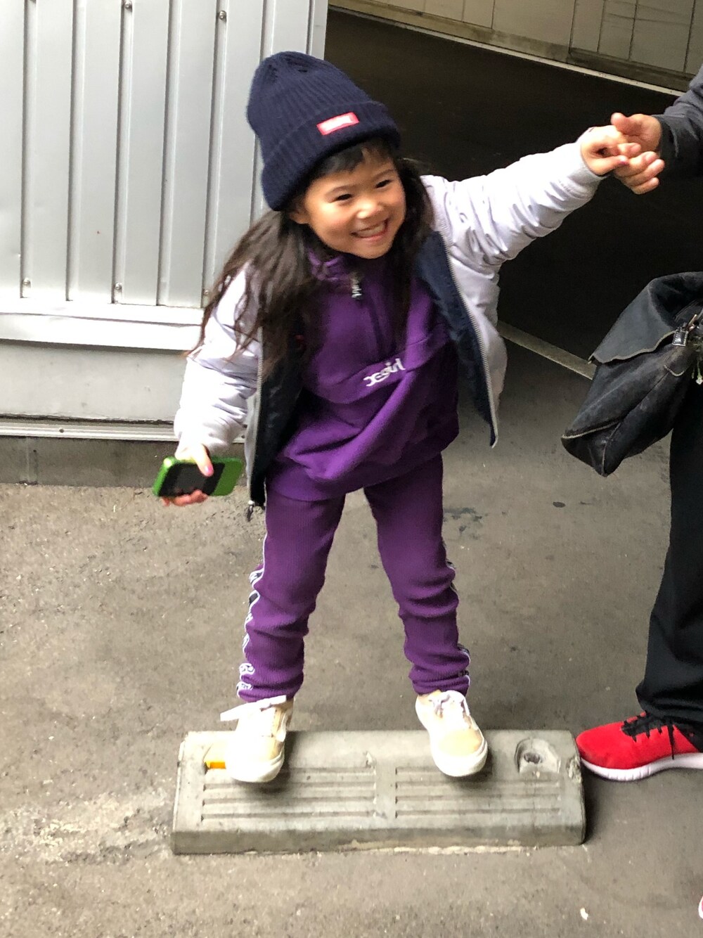 「キッズファッション、おんなのこ、5歳」｜「X-girl Stagesの袖ラインワイドパーカー（パーカー、パープル系）」を使った、𓍯yü𓍯さん（キッズ・120cm）の春コーディネートの1枚目の写真