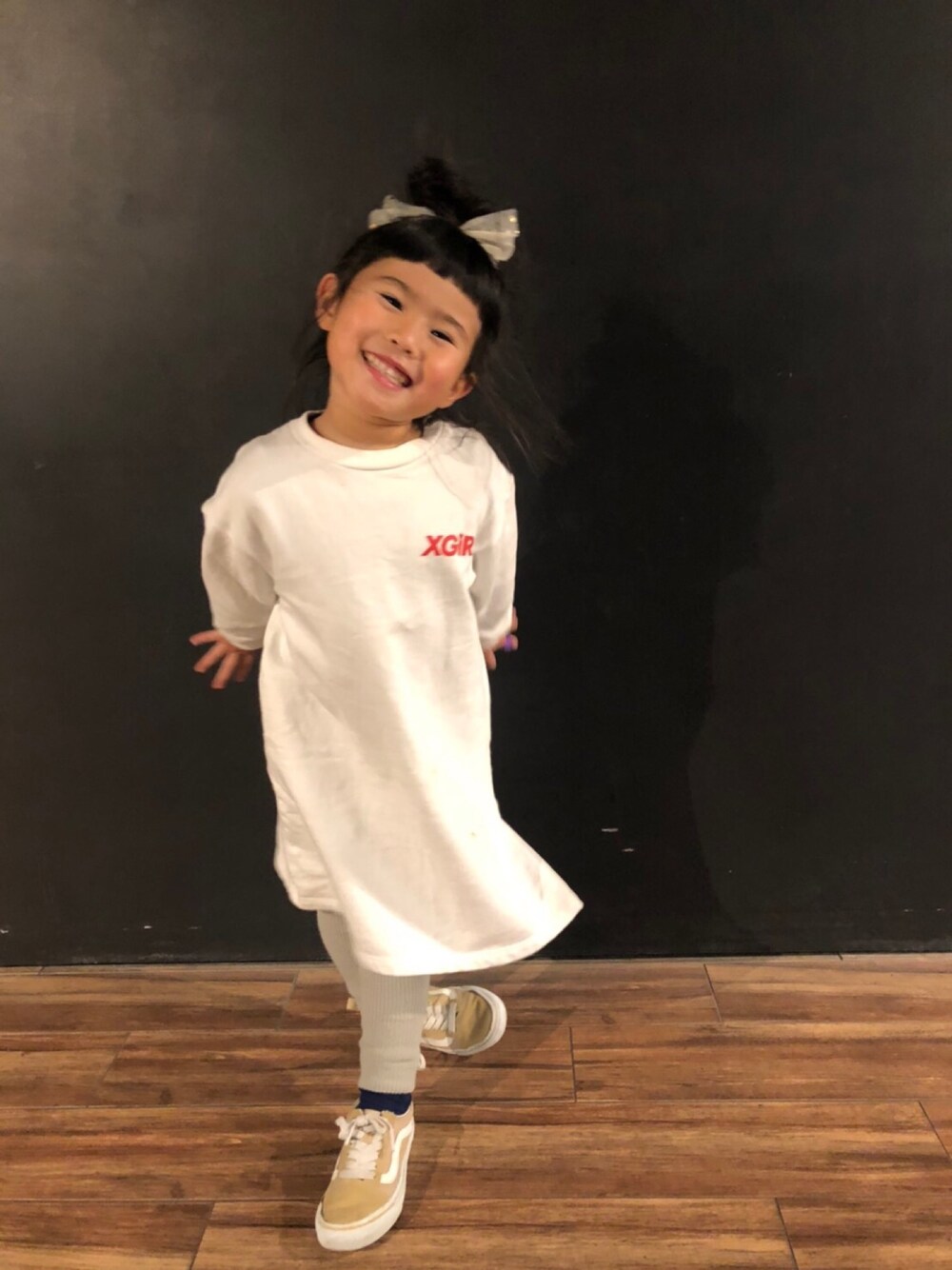 「キッズファッション、ミントグリーン、おんなのこ、5歳」｜「X-girl StagesのバックロゴTシャツロングワンピース（ワンピース、ホワイト系）」を使った、𓍯yü𓍯さん（キッズ・120cm）の春コーディネートの1枚目の写真