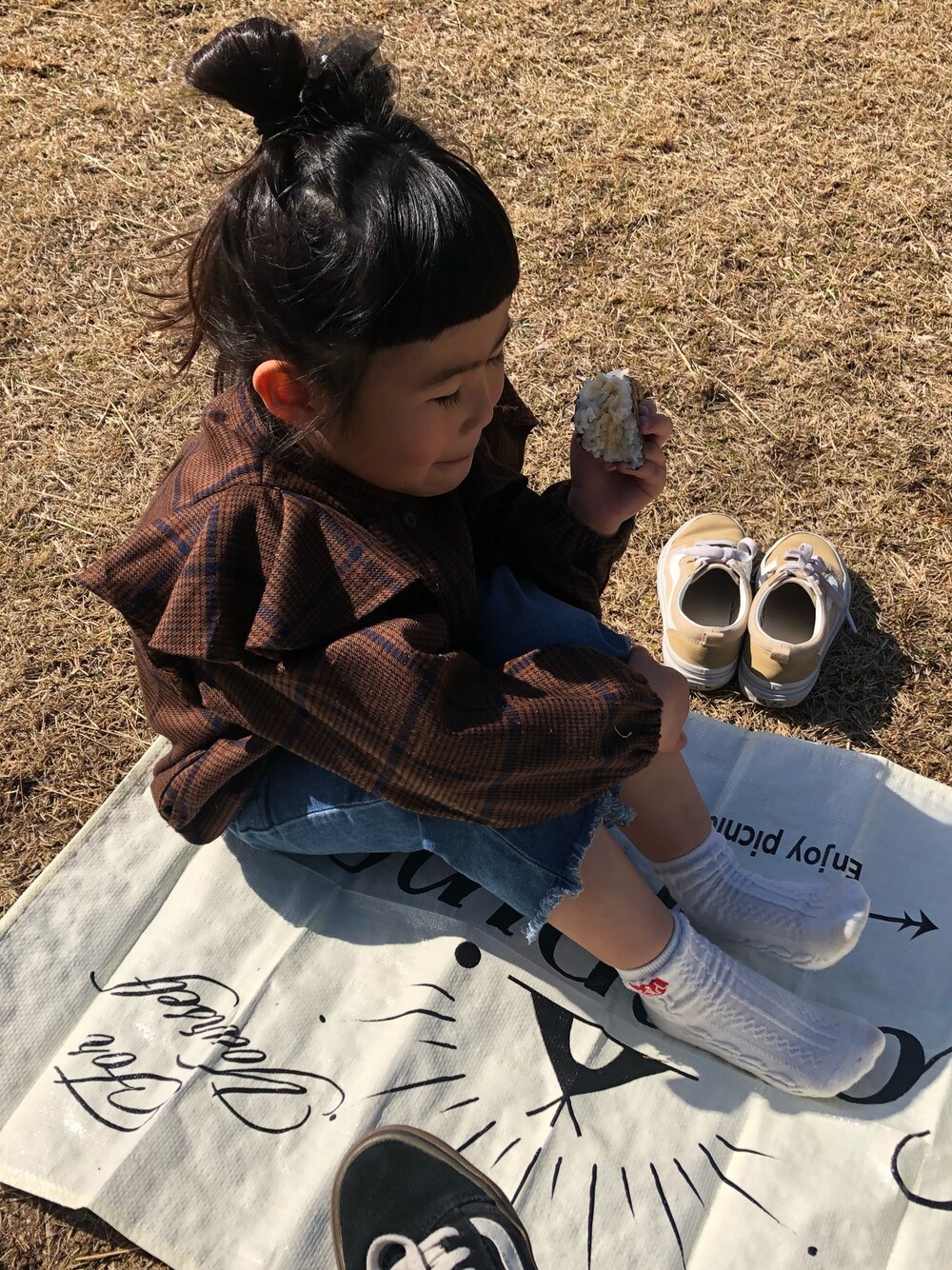 「キッズファッション、VANS、oldskool、5歳、おんなのこ」｜「Otonatoのアイテム（トップス、ブラウン系）」を使った、𓍯yü𓍯さん（キッズ・120cm）の春コーディネートの1枚目の写真