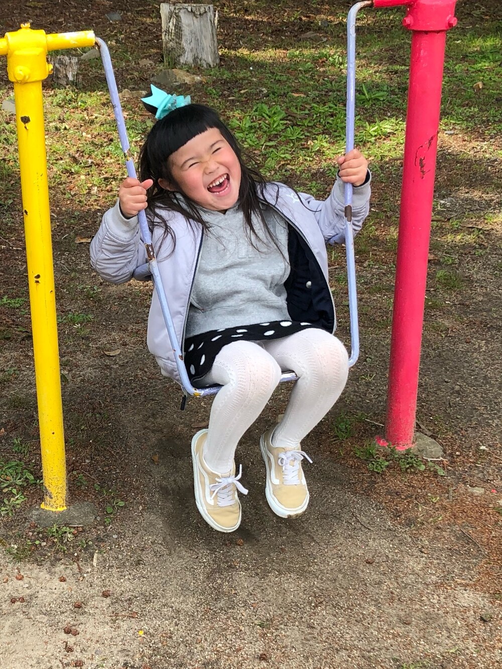 「キッズファッション、おんなのこ、公園コーデ、5歳」｜「VANSのVANS ヴァンズ V36CJ　OLD SKOOL(14-22) BEIGE（スニーカー、ベージュ系）」を使った、𓍯yü𓍯さん（キッズ・120cm）の春コーディネートの1枚目の写真