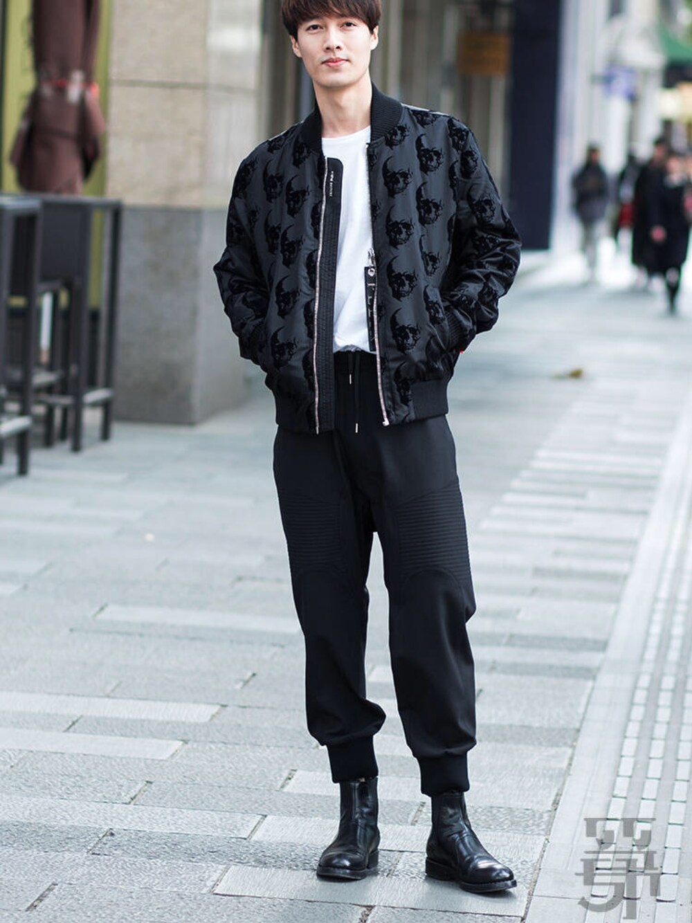 「冬」｜「NEIL BARRETTのアイテム（チノパンツ、ブラック系）」を使った、ZEEY MEN 穿搭さん（メンズ・181cm）の冬コーディネートの1枚目の写真