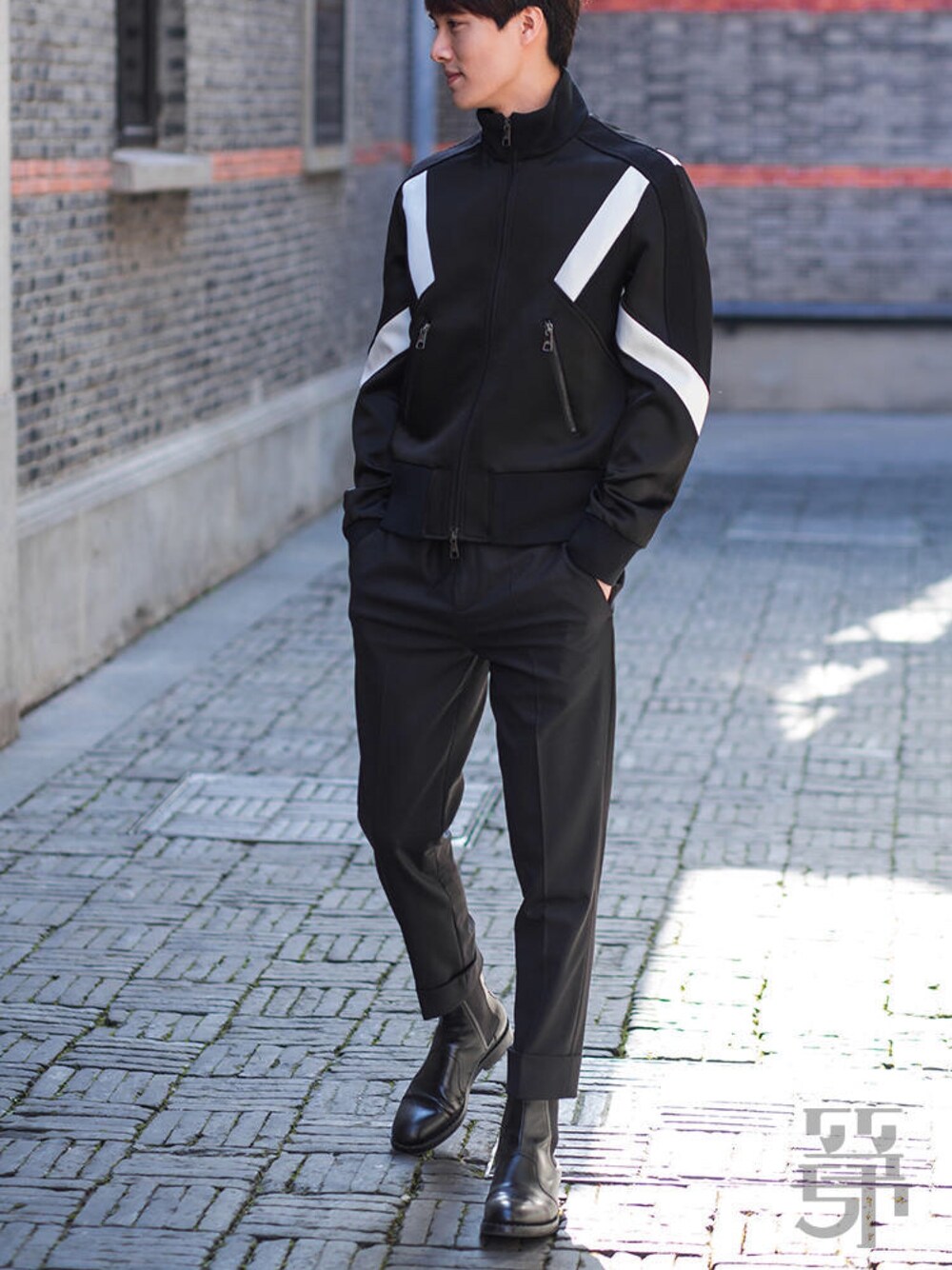 「NEIL BARRETTのアイテム（パンツ、ブラック系）」を使った、ZEEY MEN 穿搭さん（メンズ・177cm）の冬コーディネートの1枚目の写真