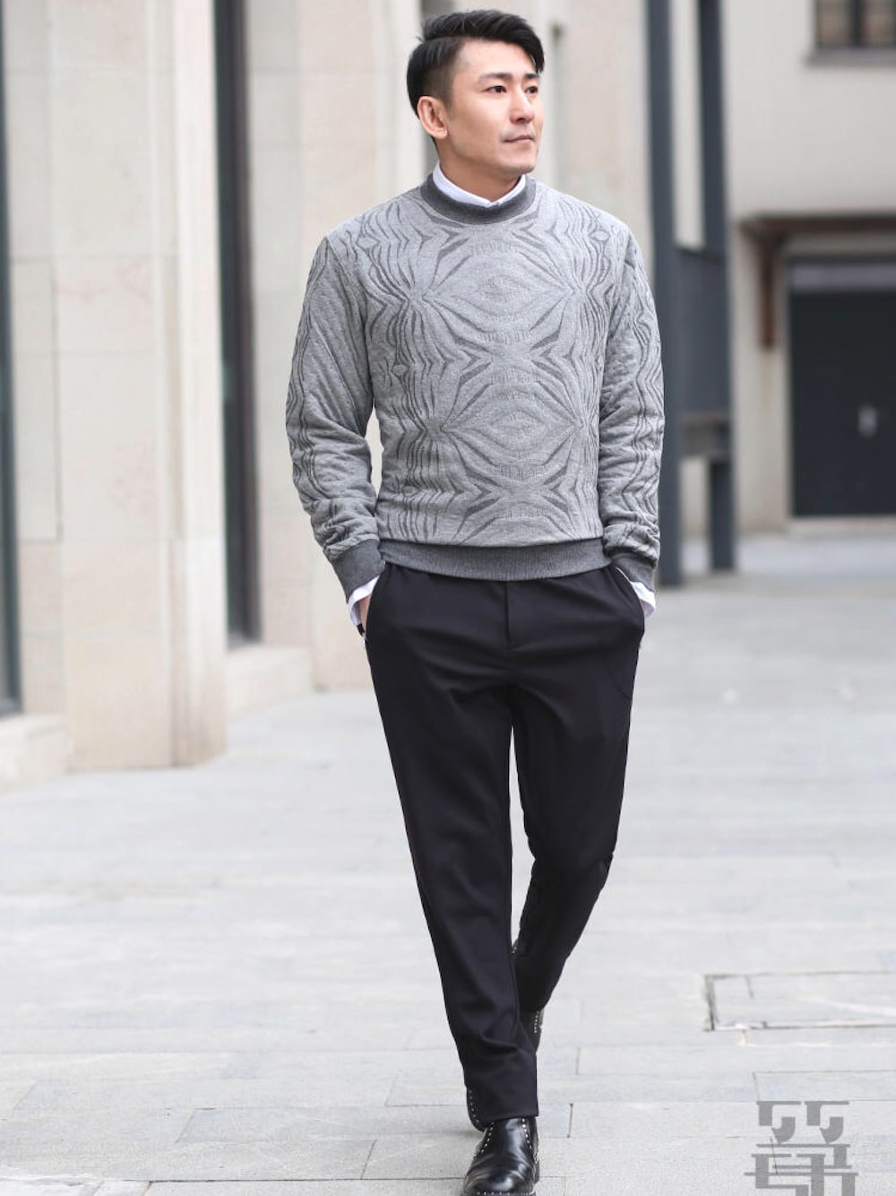 「シンプルコーデ」｜「roberto cavalliのアイテム（パーカー、グレー系）」を使った、ZEEY MEN 穿搭さん（メンズ・181cm）の冬コーディネートの1枚目の写真