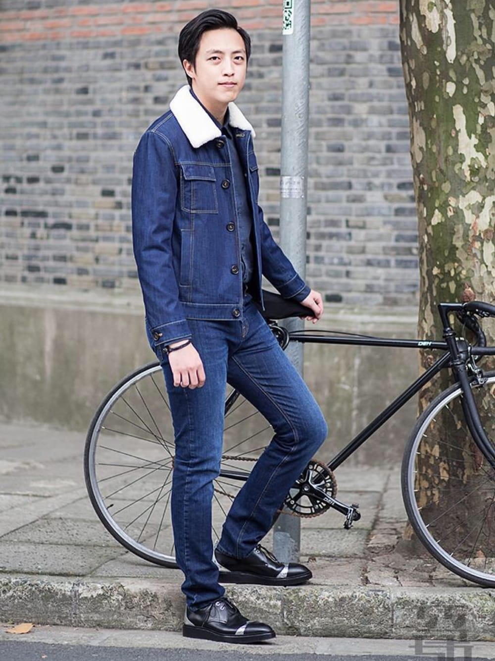 「RANDOM GRADEのアイテム（シャツ/ブラウス、ブルー系）」を使った、ZEEY MEN 穿搭さん（メンズ・184cm）の冬コーディネートの1枚目の写真
