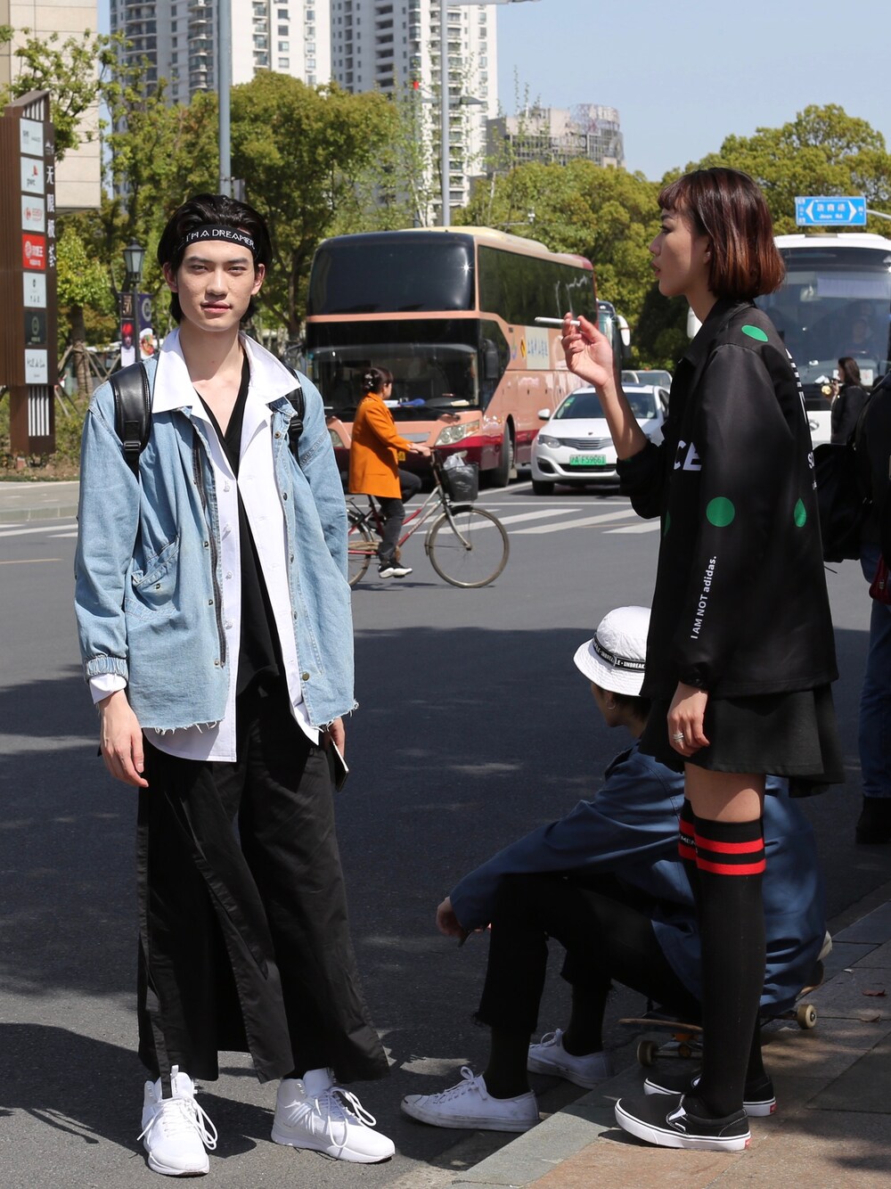 「Nのアイテム（Tシャツ/カットソー、ホワイト系）」を使った、ZEEY MEN 穿搭さん（メンズ・181cm）の春コーディネートの1枚目の写真