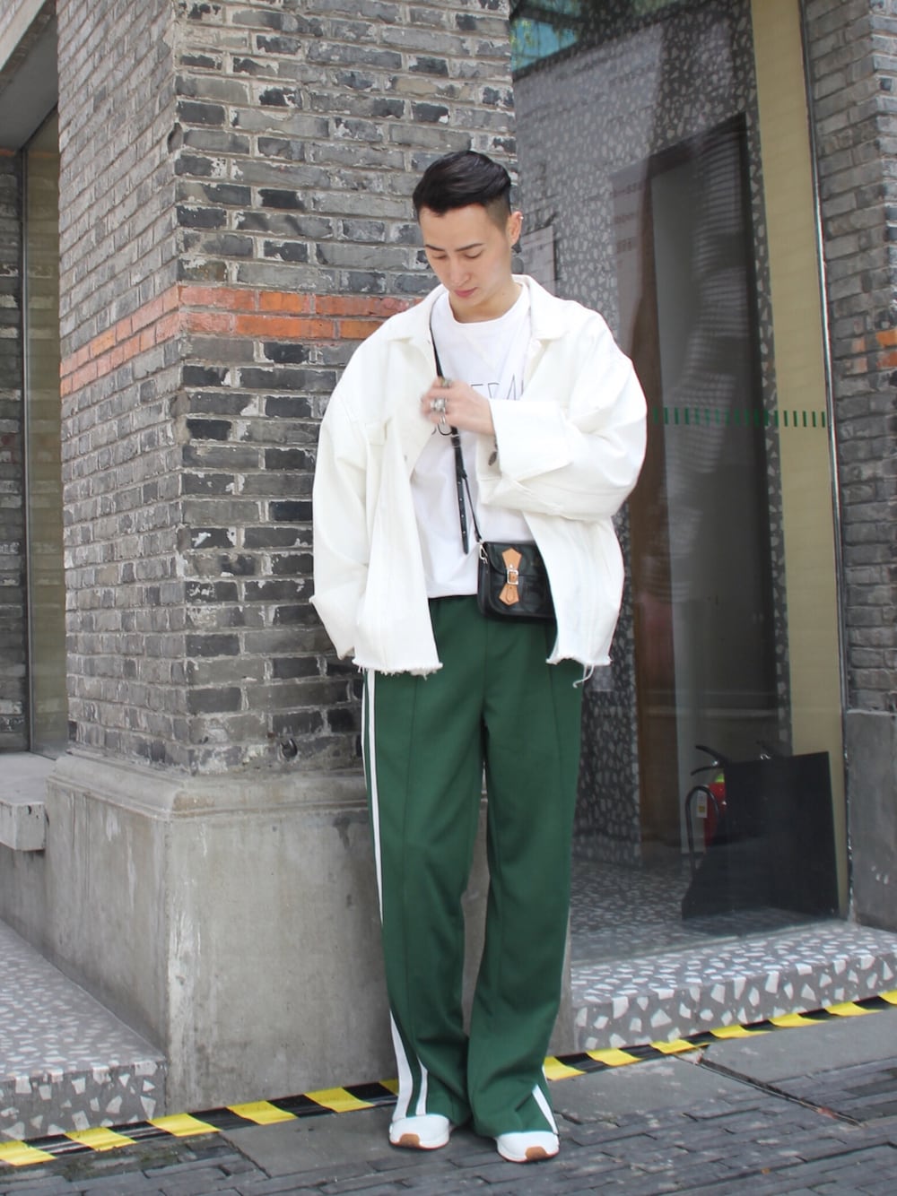「Nのアイテム（トップス、ホワイト系）」を使った、ZEEY MEN 穿搭さん（メンズ・181cm）の春コーディネートの1枚目の写真
