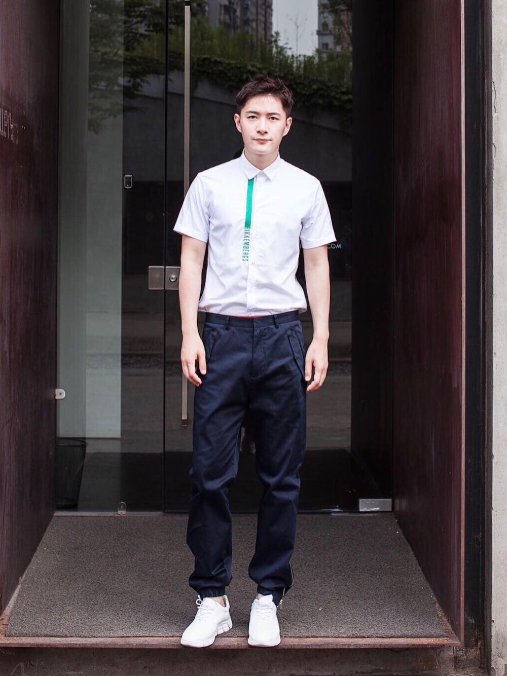 「オーバーサイズ」｜「BIKKEMBERGSのアイテム（シャツ/ブラウス、ホワイト系）」を使った、ZEEY MEN 穿搭さん（メンズ・181cm）の春コーディネートの1枚目の写真