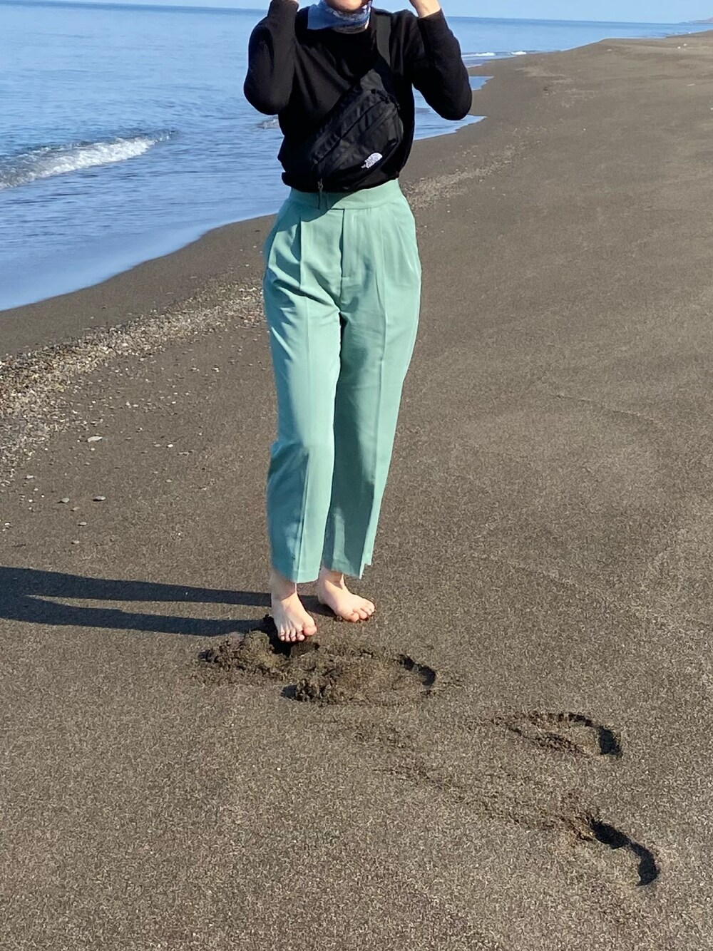 「a.v.vのアイテム（スラックス、ブルー系）」を使った、nowさん（レディース・166cm）の春コーディネートの1枚目の写真