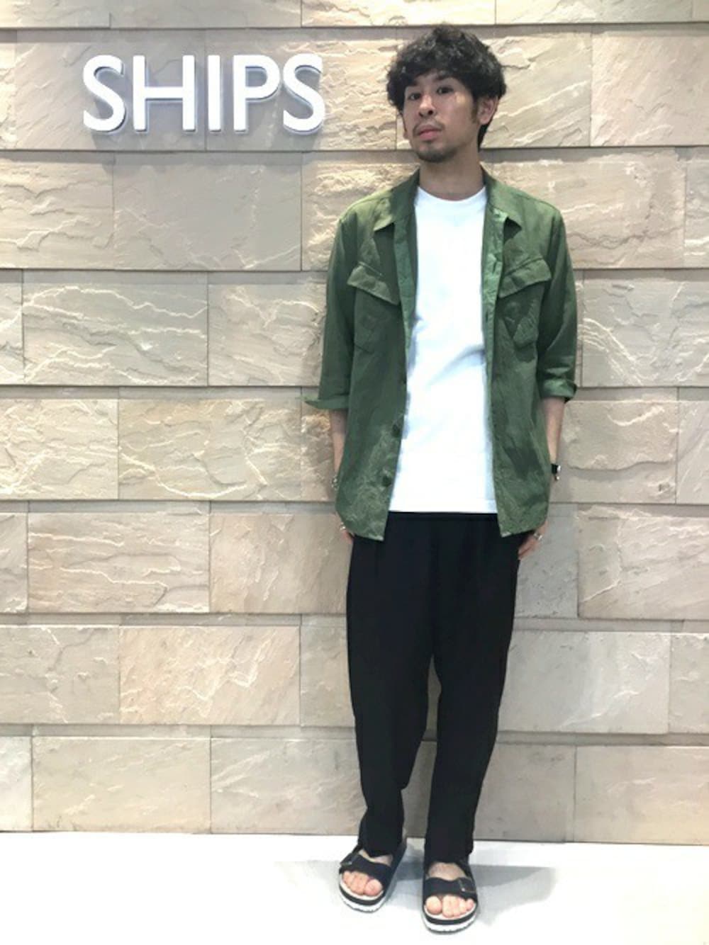 「シップス、SHIPS、birkenstock、リネン、コットン、ARIZONA、BDUシャツ」｜「SHIPSのSU:コットン/リネン BDU 7スリーブシャツ（シャツ/ブラウス、グリーン系）」を使った、黒須さん（メンズ・168cm）の春コーディネートの1枚目の写真