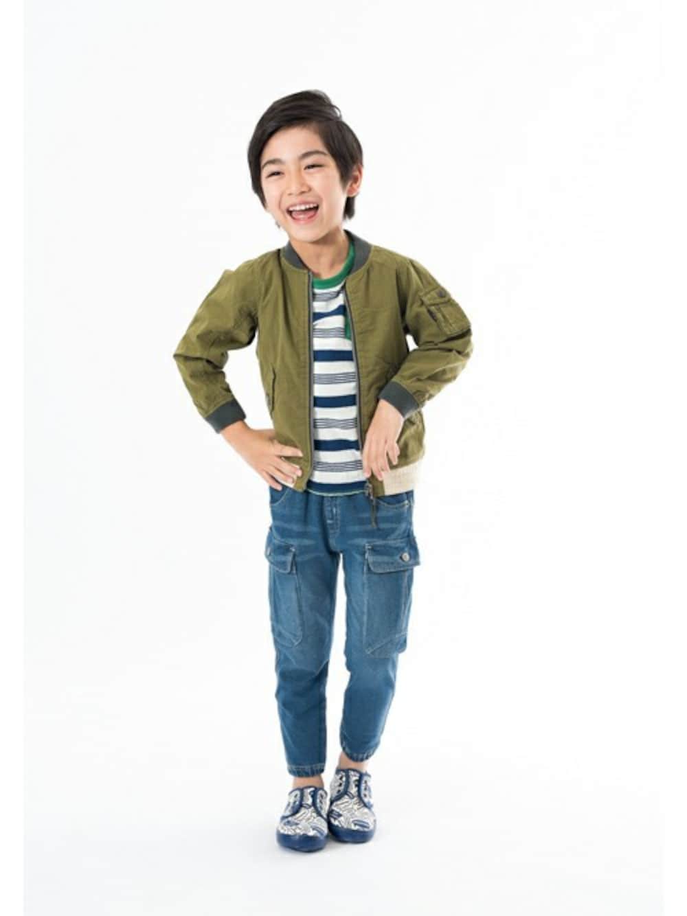 「MA-1、カーゴパンツ、キッズコーデ、春コーデ、ボーダーTシャツ、F.O.KIDS、デニムカーゴ、リバーシブルTシャツ、エフオーキッズ、エフオーオンラインストア(F.O.Online Store)」｜「F.O.KIDSのライトMA-1ジャケット（MA-1、グリーン系）」を使った、F.O.OnlineStoreさん（キッズ・110cm）の冬コーディネートの1枚目の写真