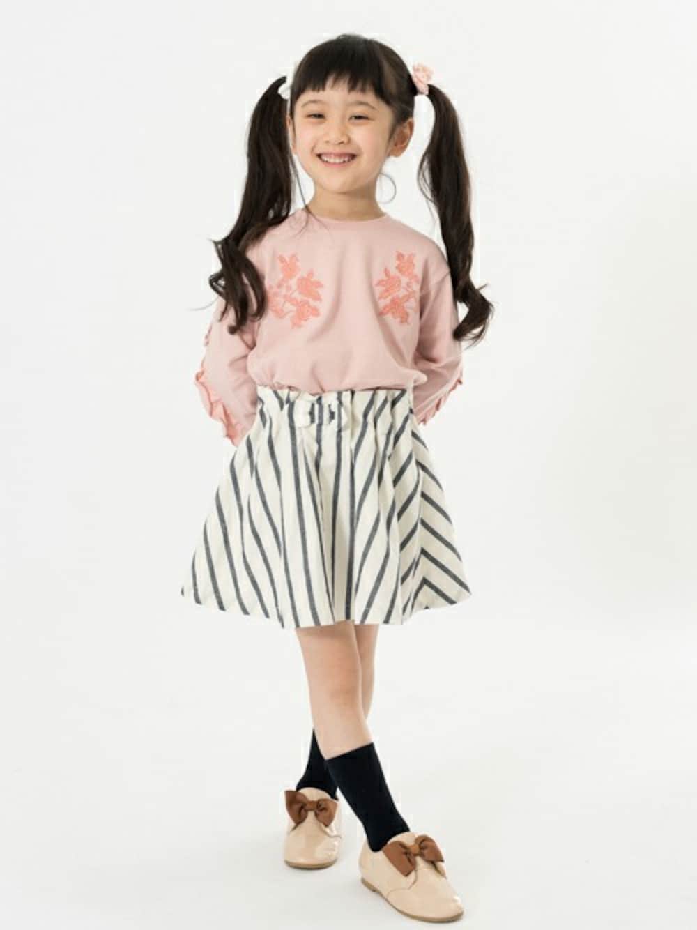 「キッズコーデ、春色、春コーデ、ストライプスカート、アプレレクール、フレアスカート×白、刺繍トップス、エフオーオンラインストア(F.O.Online Store)、apres les cours」｜「apres les coursの花柄刺繍長袖Tシャツ（Tシャツ/カットソー、ピンク系）」を使った、F.O.OnlineStoreさん（キッズ・110cm）の冬コーディネートの1枚目の写真