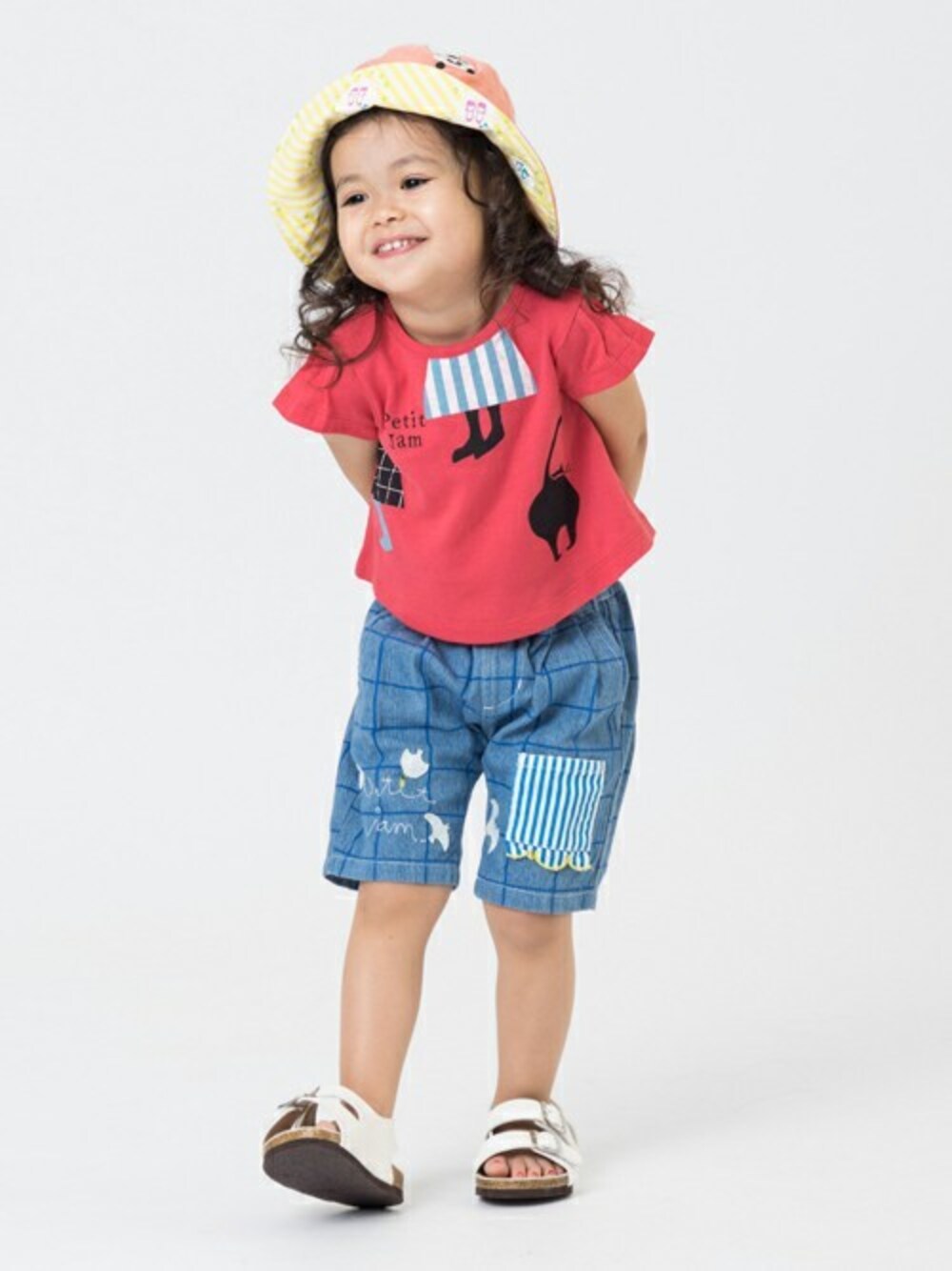 「デニムパンツ、キッズコーデ、petit jam、プチジャム、夏コーデ、リバーシブルハット、F.O.Online Store(F.O.Online Store)、AラインTシャツ、窓ポケット、頭の上にねこ」｜「Petit jamの2柄モチーフAラインＴシャツ（Tシャツ/カットソー、レッド系）」を使った、F.O.OnlineStoreさん（キッズ・90cm）の春コーディネートの1枚目の写真