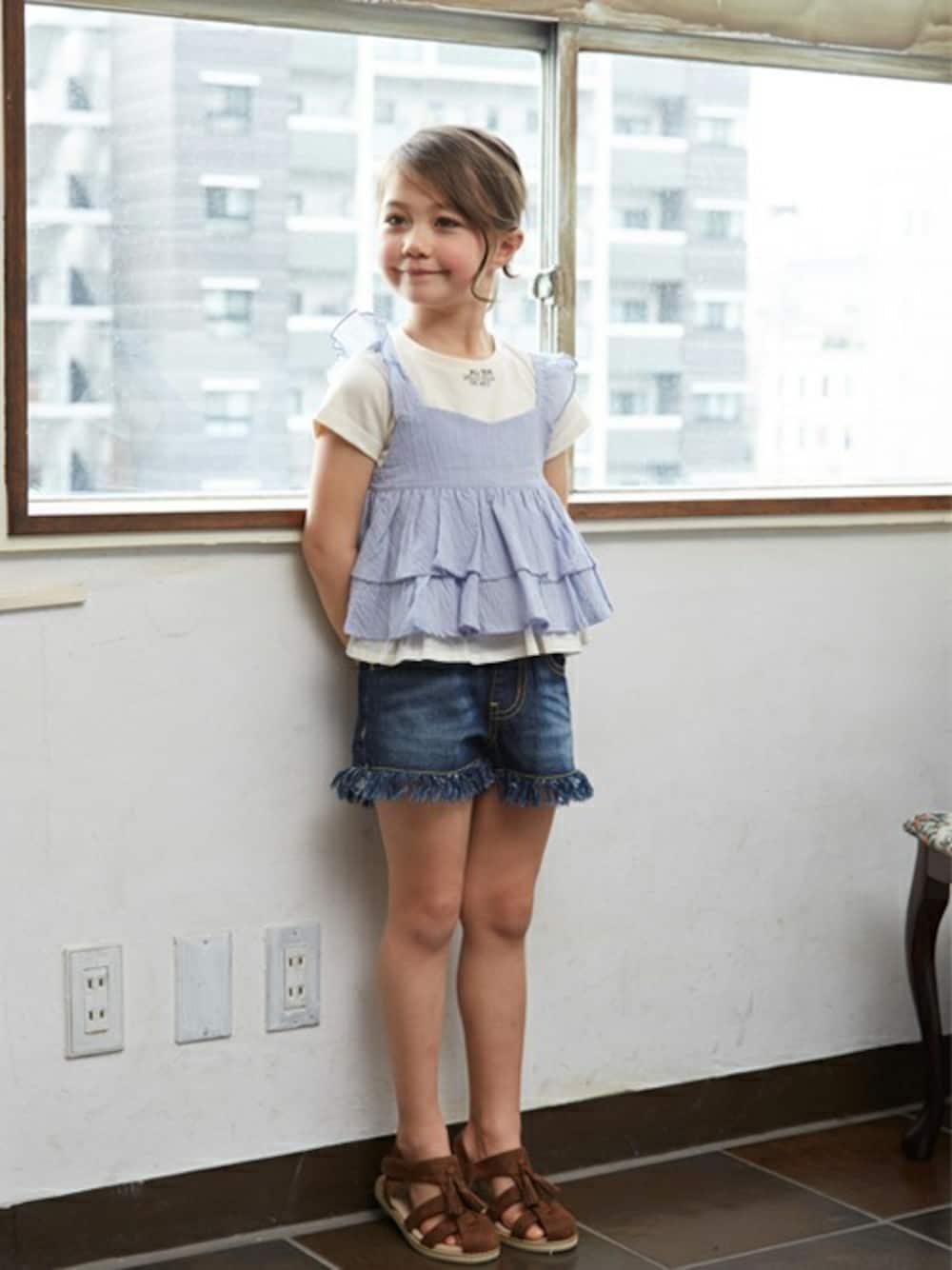 「ショートパンツ、キッズコーデ、夏コーデ、フリルキャミ、エフオーオンラインストア(F.O.Online Store)、タッセルサンダル、裾フリンジデニム、キャミ付きＴ」｜「BREEZEのキャミ付きセットTシャツ（Tシャツ/カットソー、ブルー系）」を使った、F.O.OnlineStoreさん（キッズ・110cm）の春コーディネートの1枚目の写真