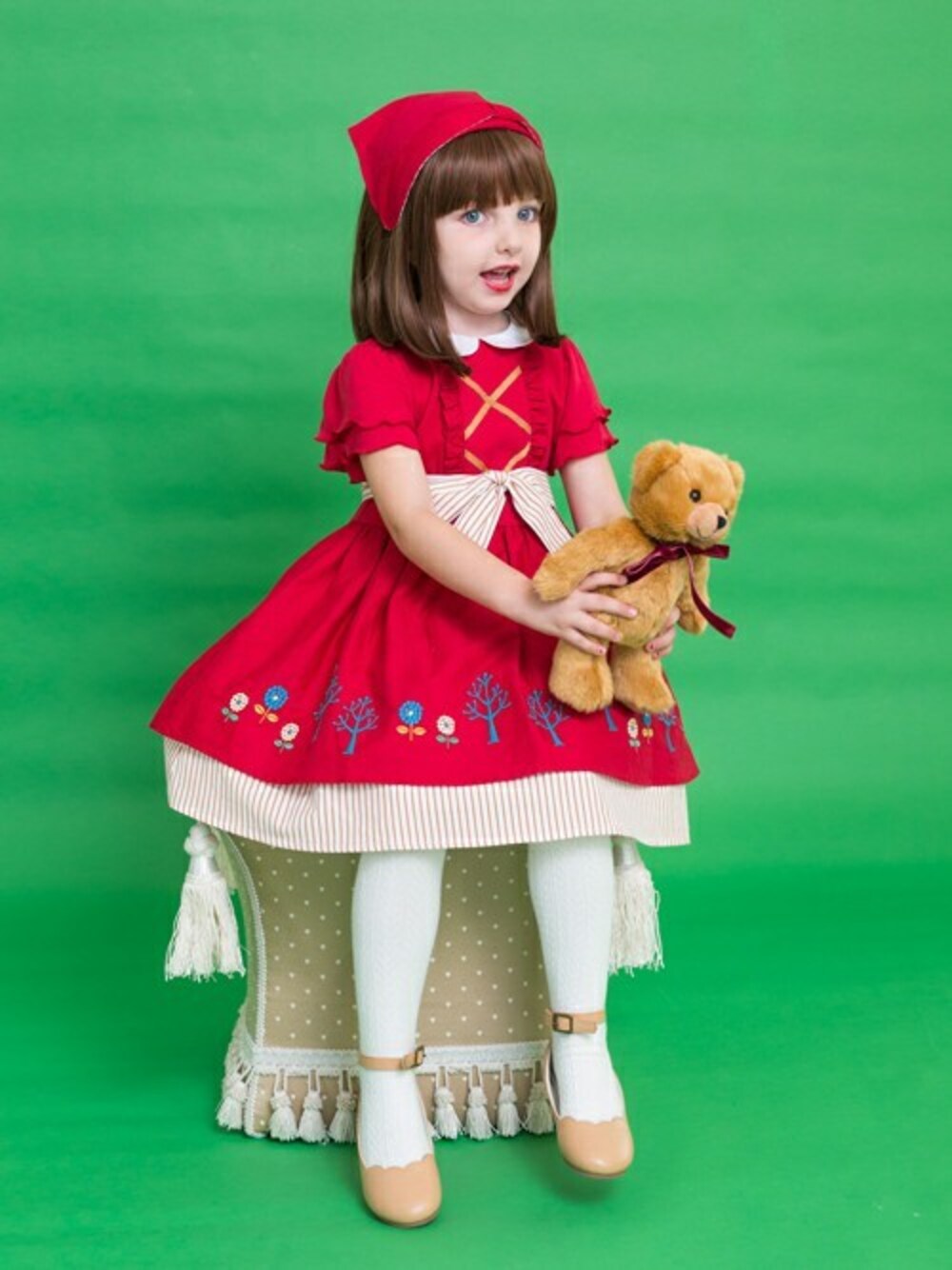 「仮装、ハロウィン、キッズコーデ、イベント、赤いワンピース、赤ずきん、エフオーオンラインストア(F.O.Online Store)、なりきりワンピース」｜「apres les coursのおさんぽ赤ずきんワンピースセット（ワンピース、レッド系）」を使った、F.O.OnlineStoreさん（キッズ・110cm）の秋コーディネートの1枚目の写真