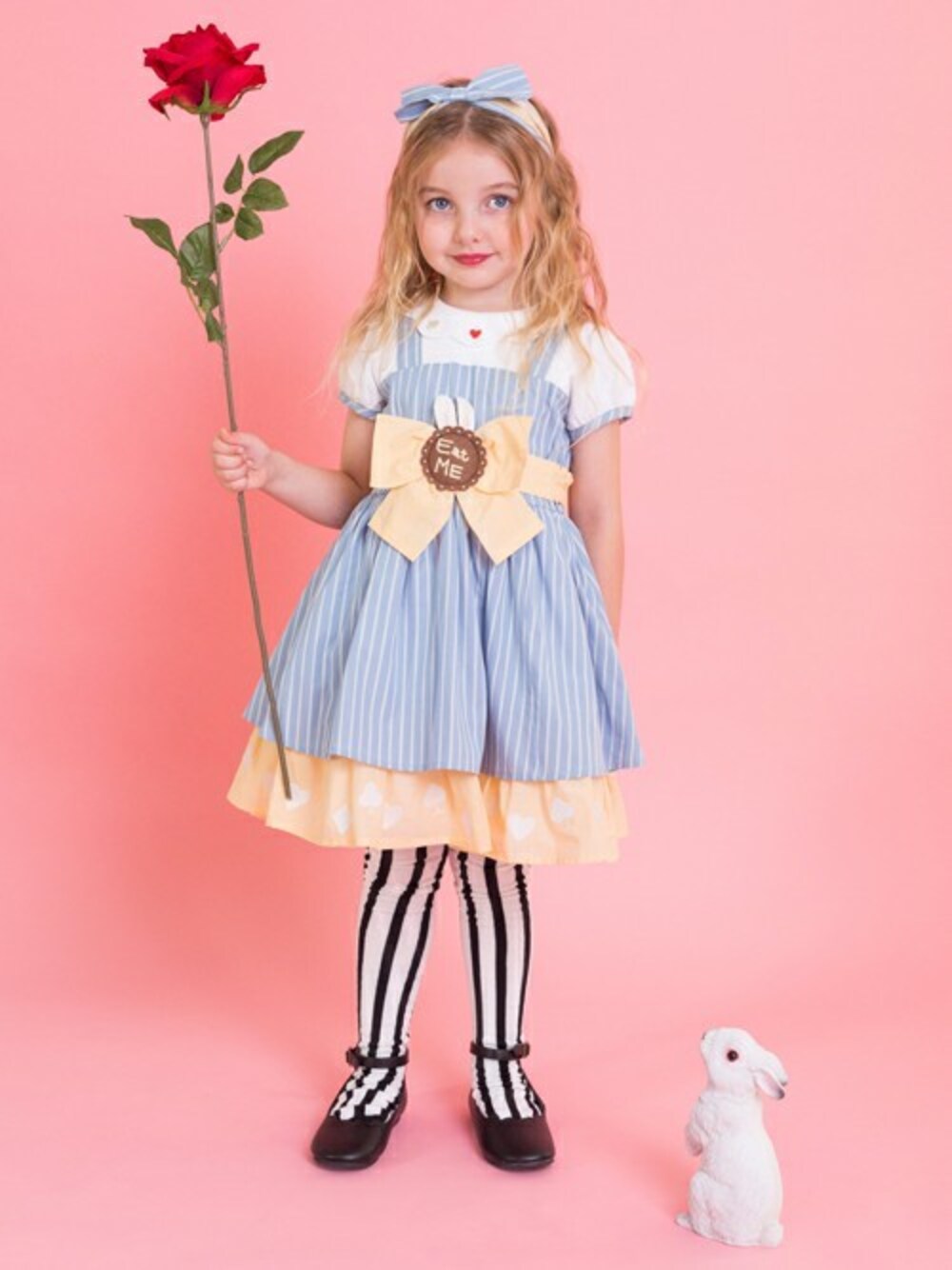 「パーティー、仮装、ハロウィン、キッズコーデ、イベント、不思議の国のアリス、アリス、エフオーオンラインストア(F.O.Online Store)、なりきりワンピース」｜「apres les coursのお茶会アリスワンピースセット（ワンピース、ブルー系）」を使った、F.O.OnlineStoreさん（キッズ・110cm）の秋コーディネートの1枚目の写真