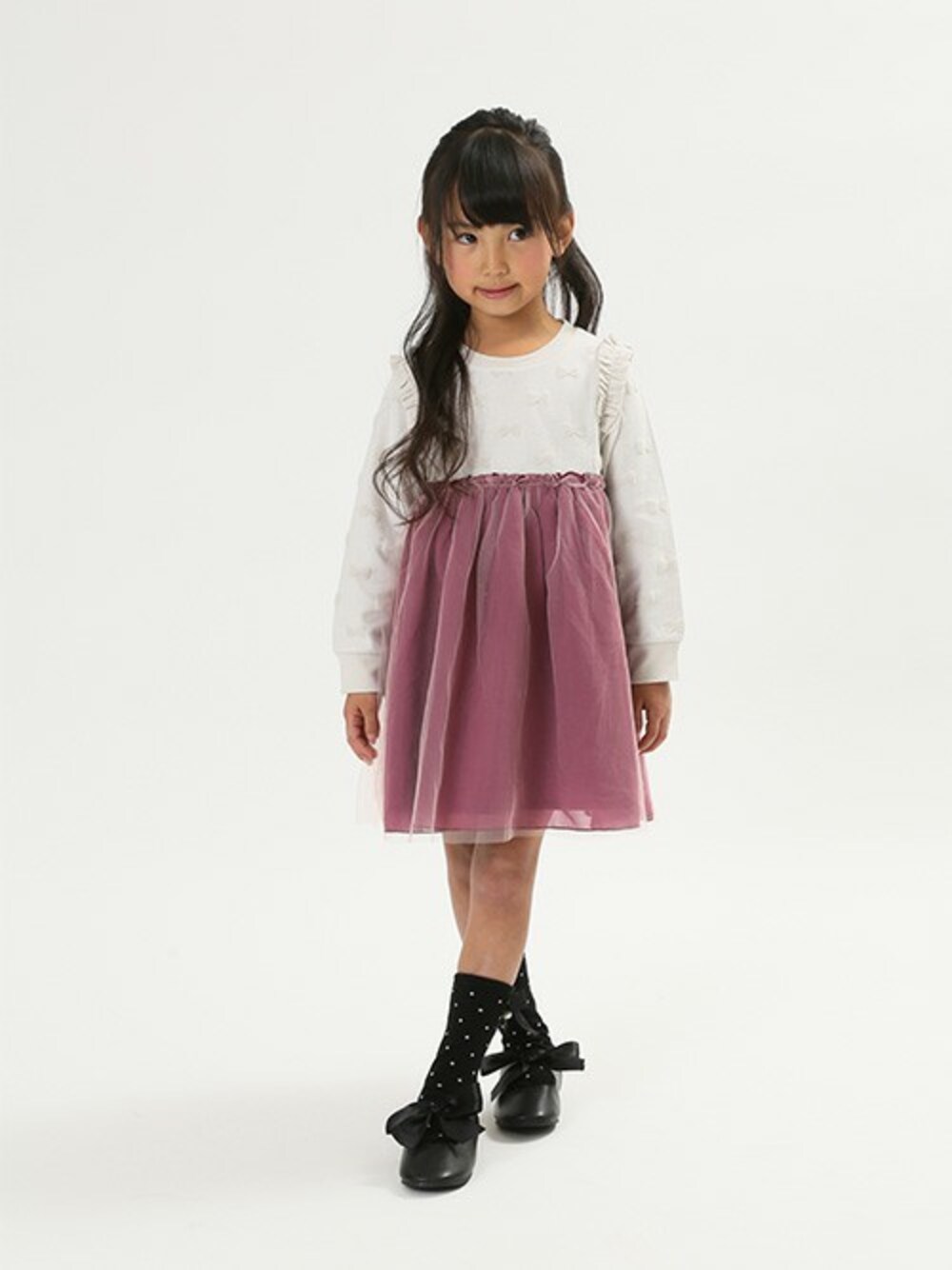「春コーデ、春コーディネート、ドッキングワンピ、女の子コーデ、アプレレクール、チュールワンピ、お出掛けコーデ、エフオーオンラインストア(F.O.Online Store)、apreslescours、F.O.Online Store」｜「apres les coursのドッキングチュールワンピース（ワンピース、ホワイト系）」を使った、F.O.OnlineStoreさん（キッズ・110cm）の冬コーディネートの1枚目の写真