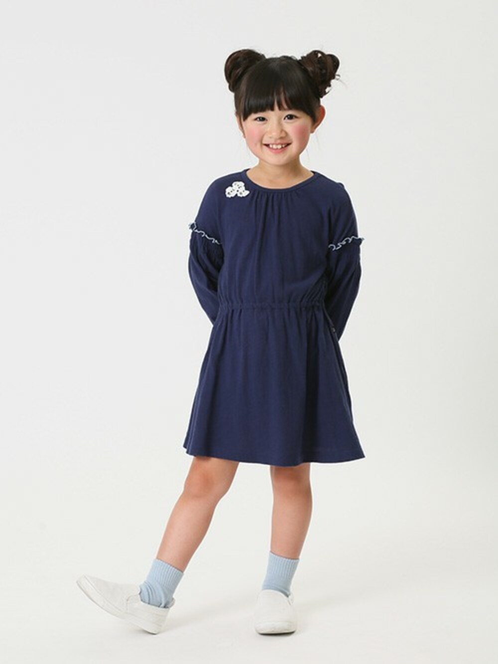 「ナチュラルスタイル、春コーデ、セラフ、女の子コーデ、ampersand、ワンピース×スニーカー、ｱﾝﾊﾟｻﾝﾄﾞ、seraph、エフオーオンラインストア(F.O.Online Store)、F.O.Online Store」｜「Seraphの4色2柄シャーリングワンピース（ワンピース、ブルー系）」を使った、F.O.OnlineStoreさん（キッズ・110cm）の冬コーディネートの1枚目の写真