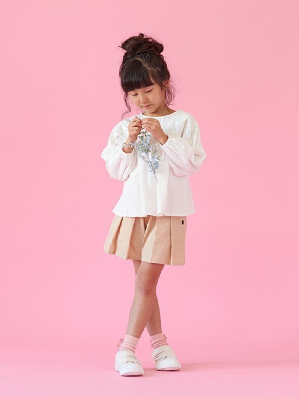 「スニーカーコーデ、キッズコーデ、キュロット、春コーデ、セラフ、女の子コーデ、ナチュラルコーデ、seraph、エフオーオンラインストア(F.O.Online Store)、F.O.Online Store」｜「Seraphのプリーツショートパンツ（その他パンツ、ベージュ系）」を使った、F.O.OnlineStoreさん（キッズ・110cm）の冬コーディネートの1枚目の写真