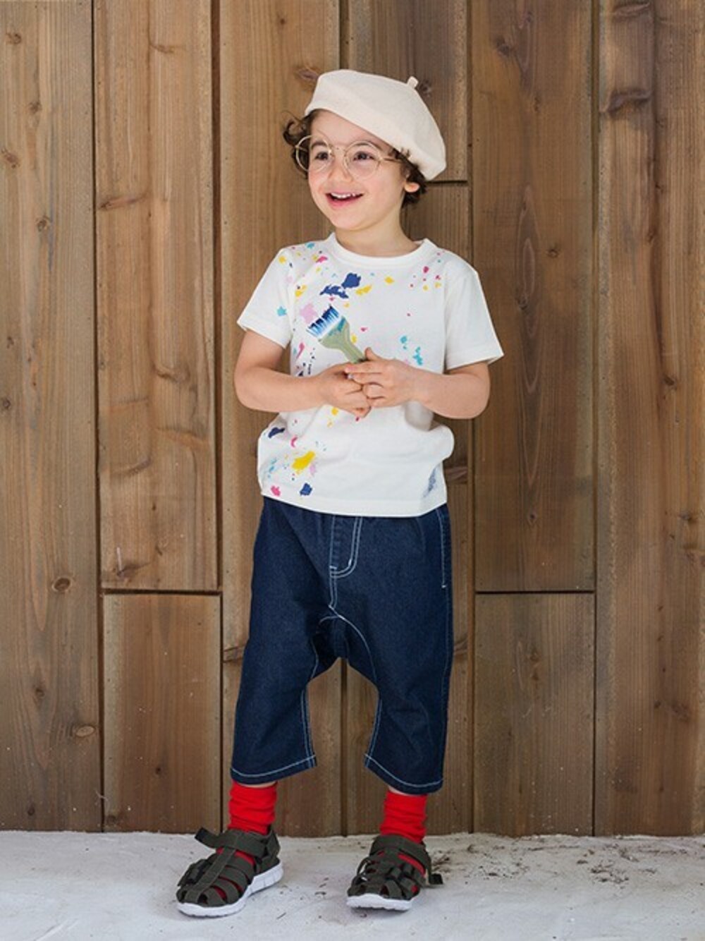 「サルエルパンツ、デニムサルエルパンツ、男の子コーデ、BREEZE、ネット限定、ペンキ柄、ブリーズ、エフオーオンラインストア(F.O.Online Store)、初夏コーデ、F.O.Online Store」｜「BREEZEのネット限定ペンキTシャツ（Tシャツ/カットソー、ホワイト系）」を使った、F.O.OnlineStoreさん（キッズ・110cm）の春コーディネートの1枚目の写真