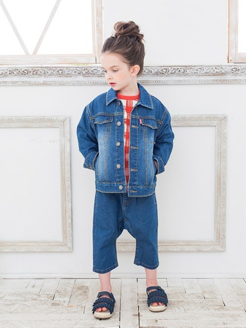 「Gジャン、デニムサルエルパンツ、デニム×デニム、ギンガムチェックシャツ、女の子コーデ、BREEZE、ネット限定、ブリーズ、エフオーオンラインストア(F.O.Online Store)、F.O.Online Store」｜「BREEZEのネット限定BIGデニムジャケット（デニムジャケット、ブルー系）」を使った、F.O.OnlineStoreさん（キッズ・110cm）の春コーディネートの1枚目の写真