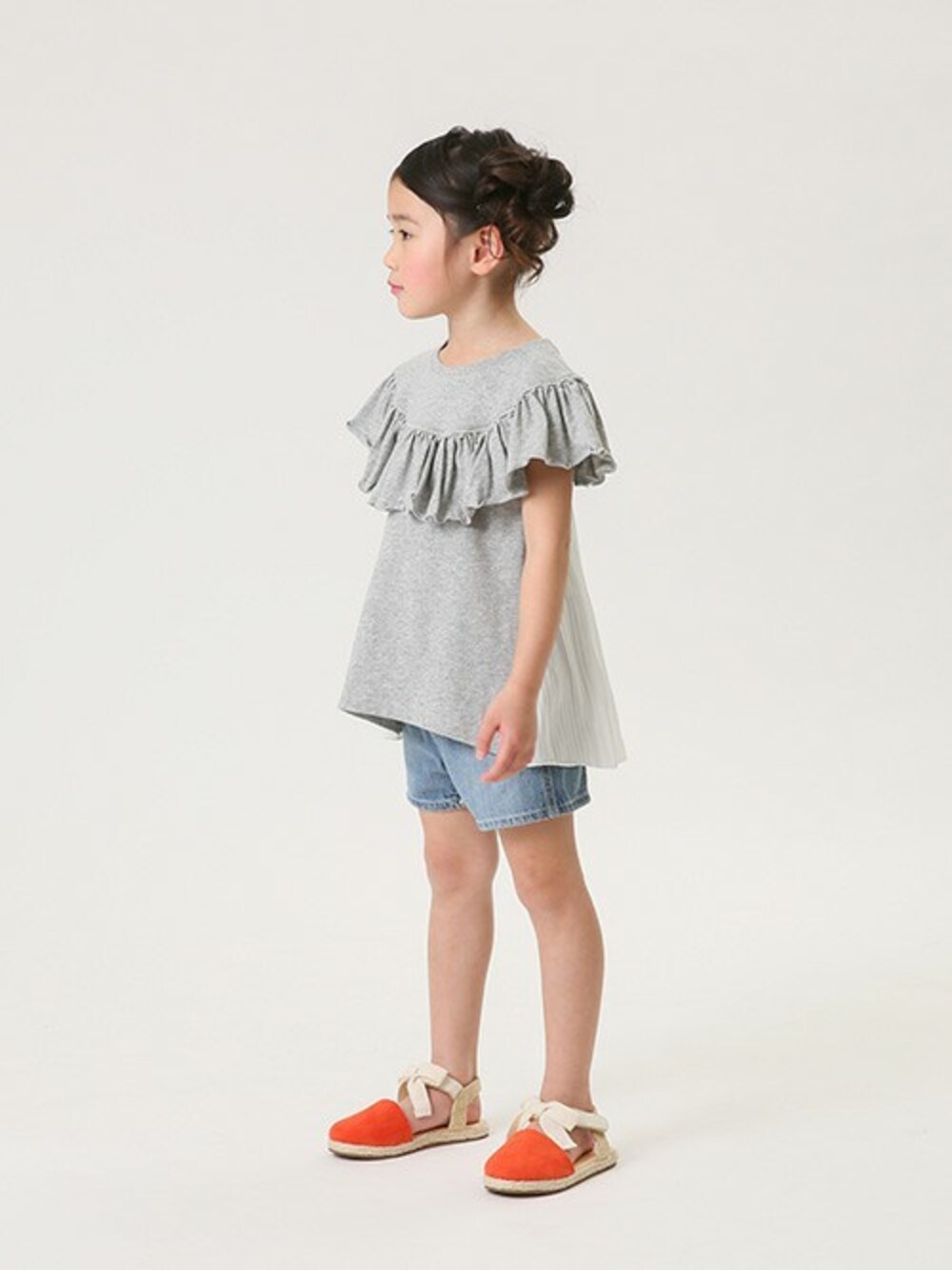 「デニムショートパンツ、夏コーデ、カジュアルコーデ、フリルトップス、女の子コーデ、BREEZE、ブリーズ、エフオーオンラインストア(F.O.Online Store)、F.O.Online Store、ショートパンツ＆サンダル」｜「BREEZEのフリル切替チュニック（チュニック、グレー系）」を使った、F.O.OnlineStoreさん（キッズ・110cm）の春コーディネートの1枚目の写真