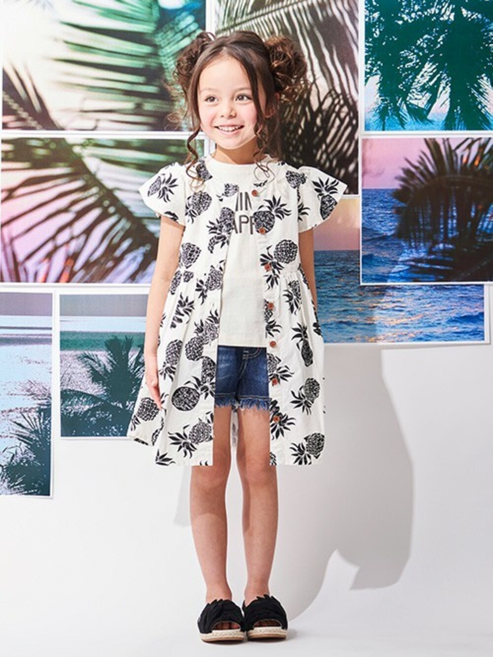 「ショートパンツ、夏コーデ、親子でおそろい、女の子コーデ、リンクコーデ、スウェードサンダル、エフオーオンラインストア(F.O.Online Store)、フリンジデニム、アロハワンピース、F.O.Online Store」｜「BREEZEの2柄綿レーヨンアロハワンピース（ワンピース、ホワイト系）」を使った、F.O.OnlineStoreさん（キッズ・110cm）の春コーディネートの1枚目の写真