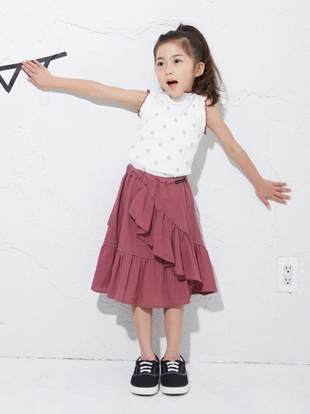 「夏コーデ、おしゃれ、女の子コーデ、BREEZE、アシンメトリースカート、ブリーズ、エフオーオンラインストア(F.O.Online Store)、F.O.Online Store、オールオルン、allolun.」｜「allolun.のドット柄タンクトップ（タンクトップ、ホワイト系）」を使った、F.O.OnlineStoreさん（キッズ・110cm）の夏コーディネートの1枚目の写真