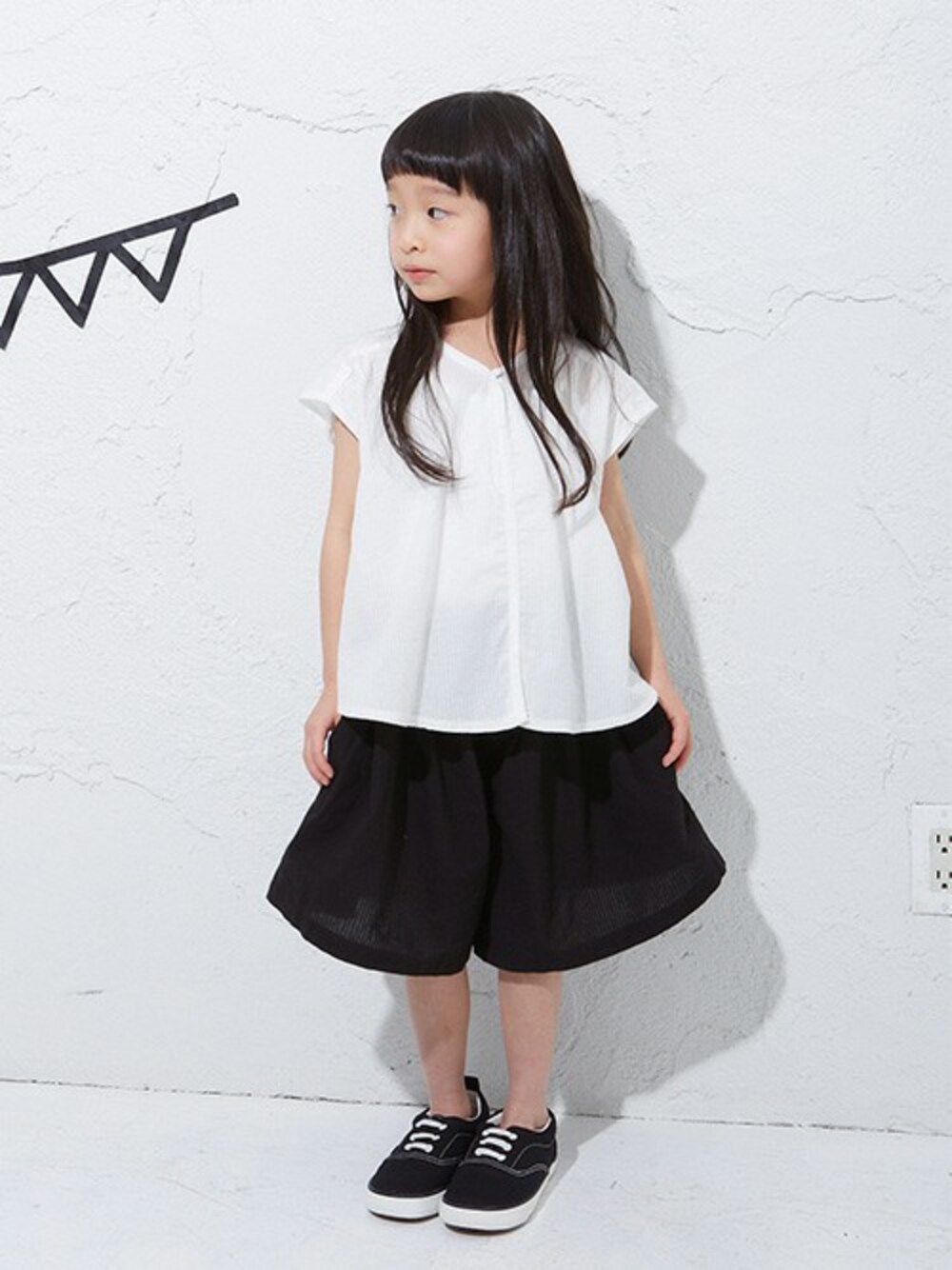 「ガウチョパンツ、夏コーデ、おしゃれ、女の子コーデ、BREEZE、ブリーズ、エフオーオンラインストア(F.O.Online Store)、F.O.Online Store、オールオルン、allolun.」｜「allolun.のギャザーチュニック（チュニック、ホワイト系）」を使った、F.O.OnlineStoreさん（キッズ・110cm）の夏コーディネートの1枚目の写真