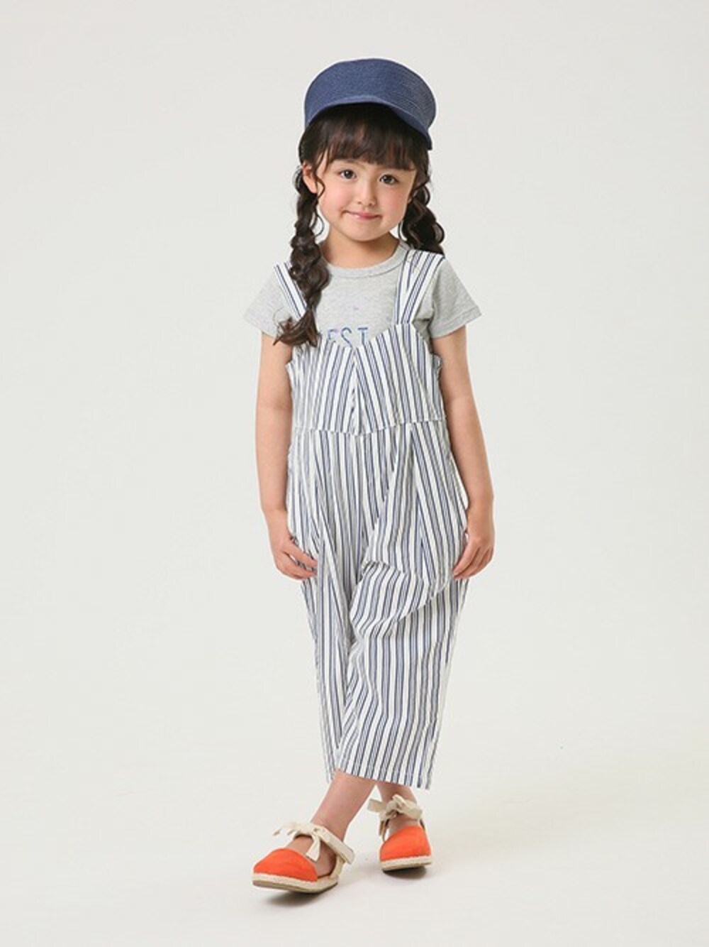「オールインワン、ナチュラル、セラフ、夏コーデ、女の子コーデ、ampersand、ｱﾝﾊﾟｻﾝﾄﾞ、seraph、エフオーオンラインストア(F.O.Online Store)、F.O.Online Store」｜「Seraphのお花プリントTシャツ（Tシャツ/カットソー、グレー系）」を使った、F.O.OnlineStoreさん（キッズ・110cm）の夏コーディネートの1枚目の写真