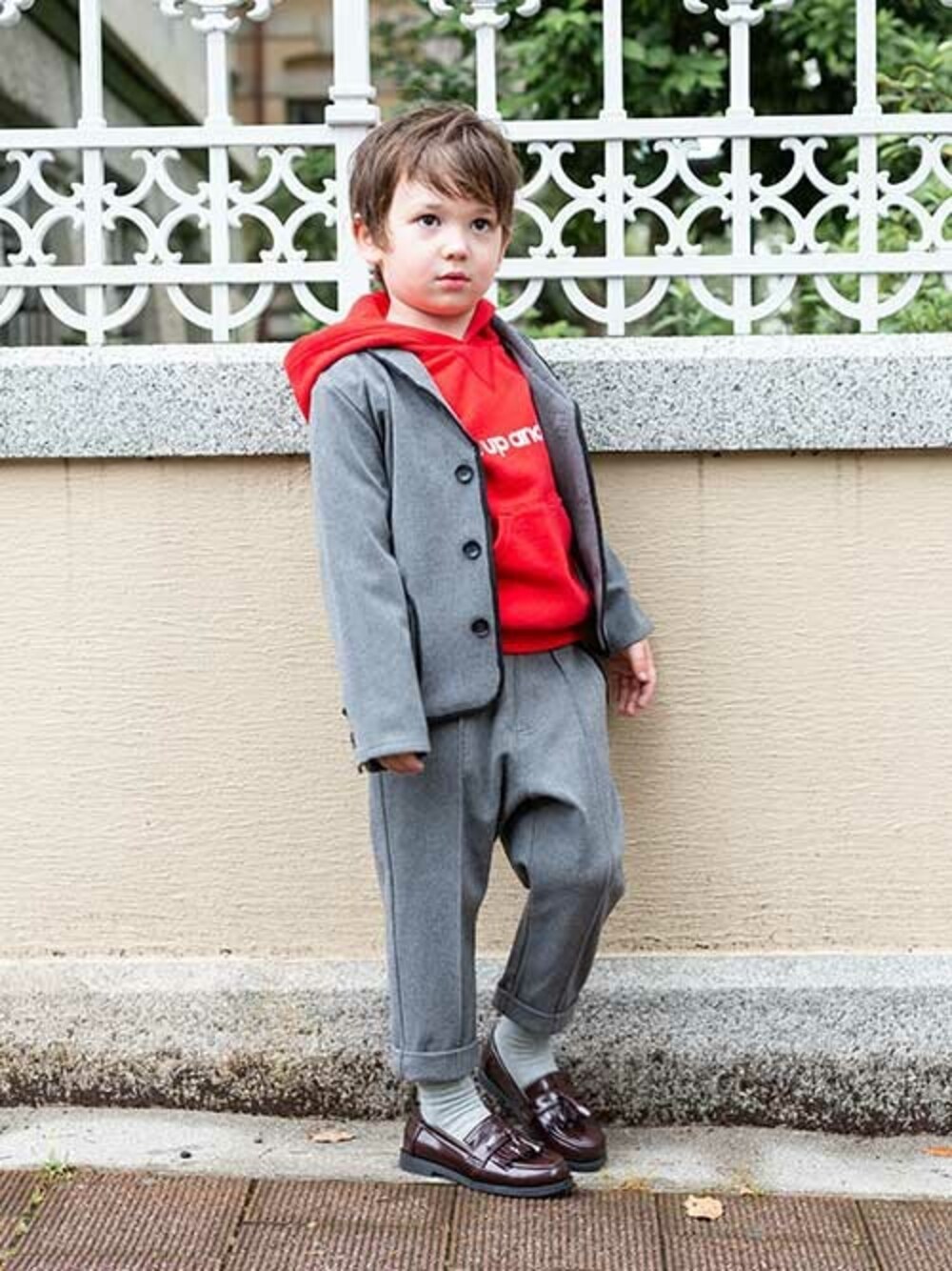 「フォーマル、子供服、キッズコーデ、男の子、BREEZE、秋物、キッズファッション、ネット限定、エフオーオンラインストア(F.O.Online Store)、F.O.Online Store」｜「BREEZEのネット限定 ショールカラージャケット（テーラードジャケット、グレー系）」を使った、F.O.OnlineStoreさん（キッズ・110cm）の秋コーディネートの1枚目の写真