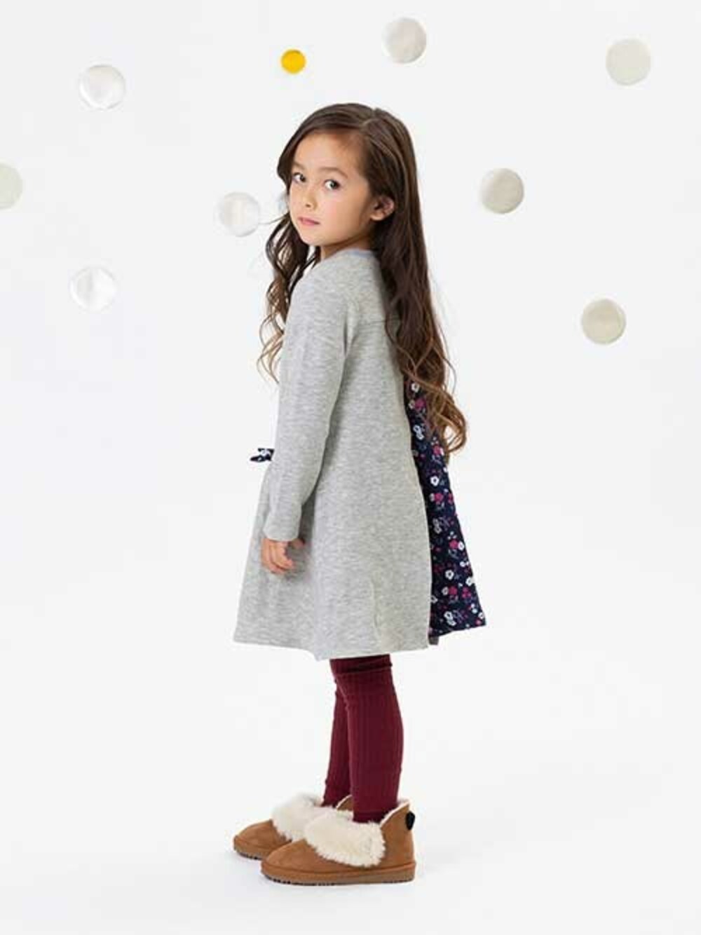 「子供服、キッズコーデ、キッズ、女の子、秋物、キッズファッション、ネット限定、あったか素材、エフオーオンラインストア(F.O.Online Store)、裏シャギー」｜「apres les coursのネット限定 バックレイヤードワンピース_裏シャギー（ワンピース、グレー系）」を使った、F.O.OnlineStoreさん（キッズ・110cm）の秋コーディネートの1枚目の写真