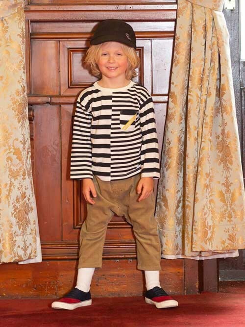 「子供服、キッズコーデ、男の子、キッズ、BREEZE、秋物、キッズファッション、ネット限定、ブリーズ、エフオーオンラインストア(F.O.Online Store)」｜「BREEZEのネット限定 切替ボーダーTシャツ（Tシャツ/カットソー、ブラック系）」を使った、F.O.OnlineStoreさん（キッズ・110cm）の秋コーディネートの1枚目の写真