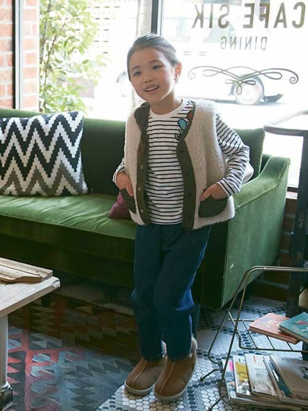 「子供服、キッズコーデ、キッズ、女の子、秋物、キッズファッション、女の子ママ、エフオーオンラインストア(F.O.Online Store)、otonato、オトナト」｜「Otonatoのリバーシブルリメイクベスト（ダウンベスト、ホワイト系）」を使った、F.O.OnlineStoreさん（キッズ・110cm）の秋コーディネートの1枚目の写真