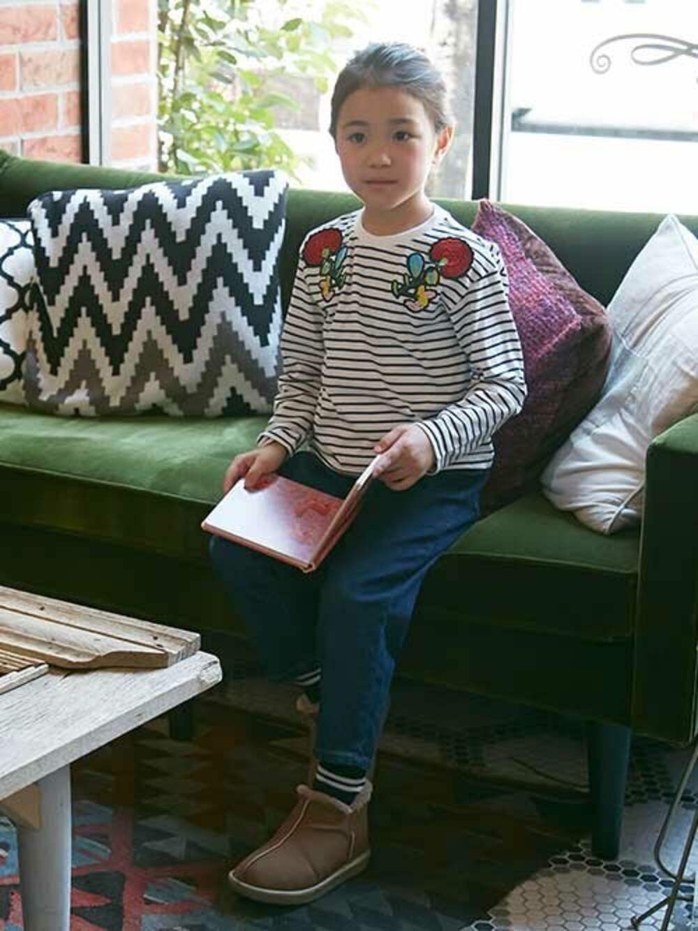 「子供服、キッズコーデ、キッズ、女の子、秋物、キッズファッション、女の子ママ、エフオーオンラインストア(F.O.Online Store)、otonato、オトナト」｜「OtonatoのワッペンボーダーTシャツ（Tシャツ/カットソー、ホワイト系）」を使った、F.O.OnlineStoreさん（キッズ・110cm）の秋コーディネートの1枚目の写真