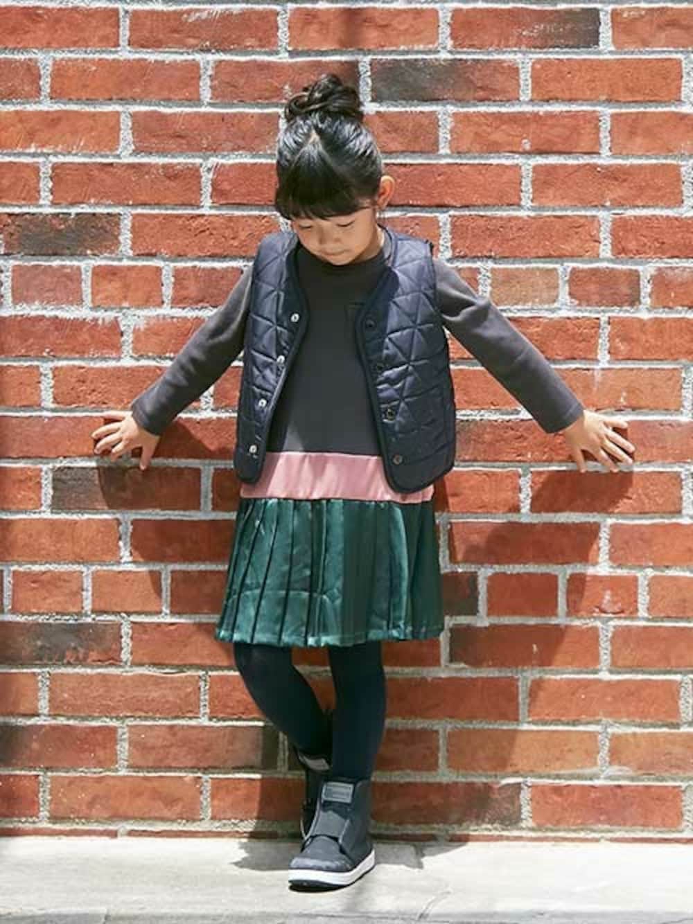 「子供服、キッズ、女の子、秋物、ママとお揃い、キッズファッション、女の子ママ、エフオーオンラインストア(F.O.Online Store)、otonato、オトナト」｜「Otonatoのリバーシブルリメイクベスト（ダウンベスト、グレー系）」を使った、F.O.OnlineStoreさん（キッズ・110cm）の秋コーディネートの1枚目の写真