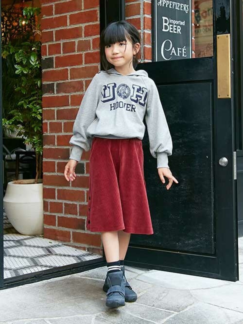 「子供服、キッズコーデ、キッズ、女の子、秋物、キッズファッション、女の子ママ、エフオーオンラインストア(F.O.Online Store)、ママとおそろいコーデ、otonato」｜「Otonatoの3WAYドッキングワンピース（ワンピース、グレー系）」を使った、F.O.OnlineStoreさん（キッズ・110cm）の秋コーディネートの1枚目の写真