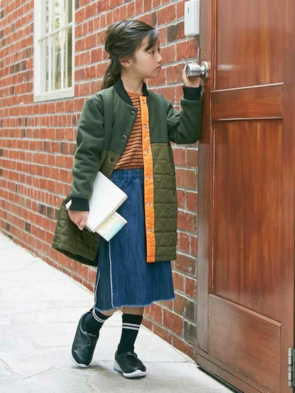 「子供服、キッズコーデ、キッズ、女の子、秋物、ママとお揃い、キッズファッション、女の子ママ、エフオーオンラインストア(F.O.Online Store)、otonato」｜「Otonatoの切り替えキルティングコート（ダウンジャケット/コート、グリーン系）」を使った、F.O.OnlineStoreさん（キッズ・110cm）の秋コーディネートの1枚目の写真
