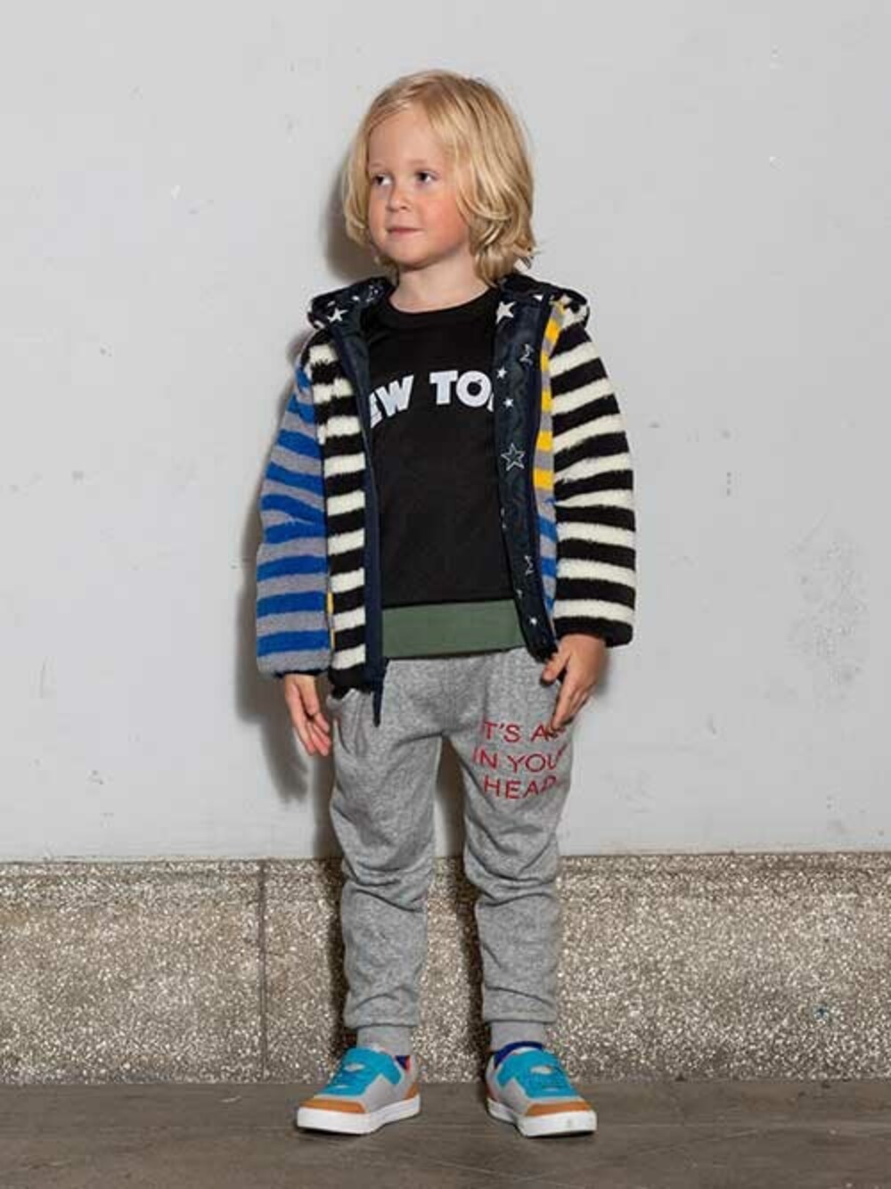 「プチプラ、子供服、キッズコーデ、男の子、キッズ、BREEZE、秋物、キッズファッション、ネット限定、エフオーオンラインストア(F.O.Online Store)」｜「BREEZEのネット限定 3柄リバーシブルブルゾン（ブルゾン、ブラック系）」を使った、F.O.OnlineStoreさん（キッズ・110cm）の秋コーディネートの1枚目の写真