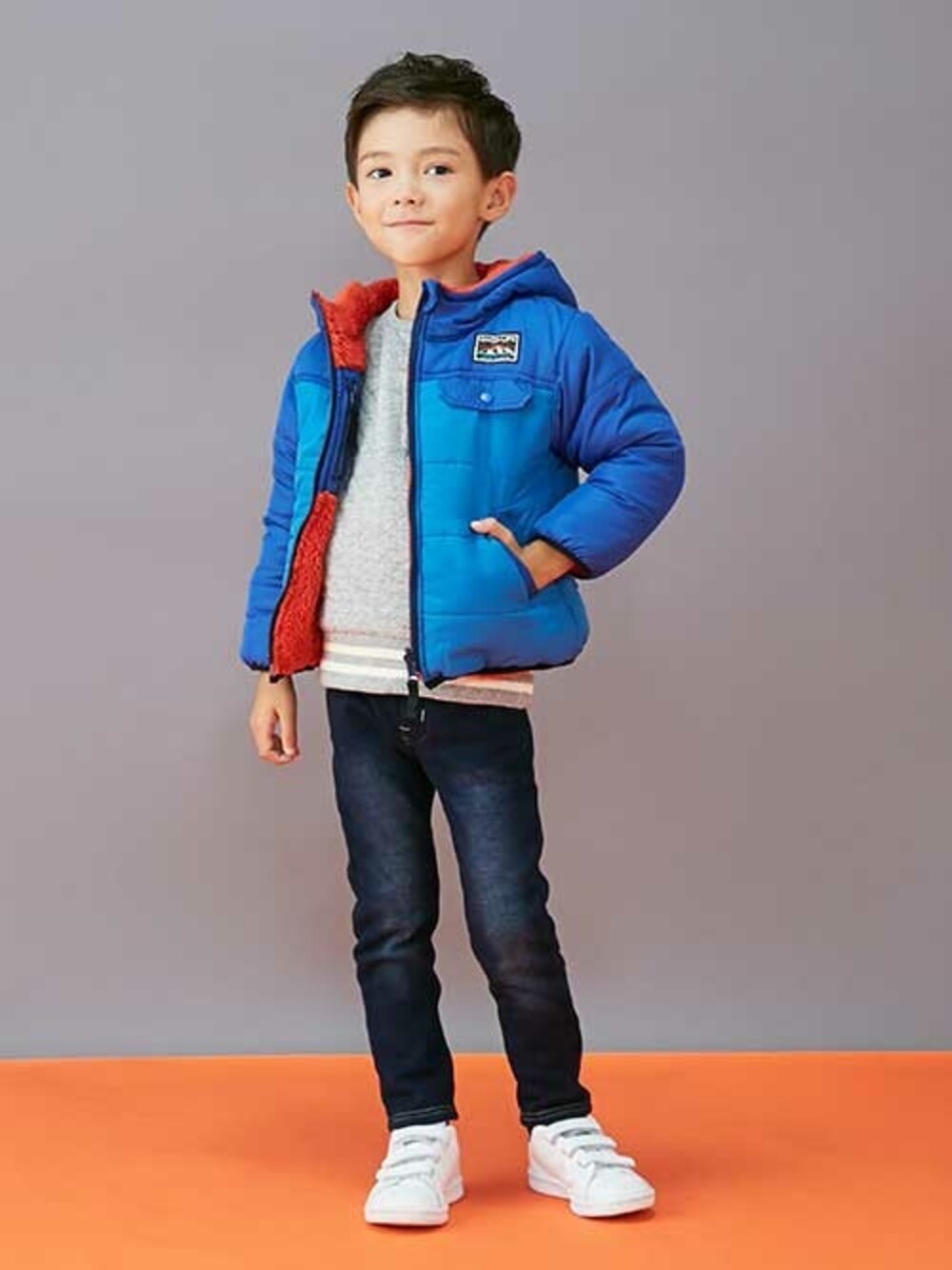 「アウター、子供服、キッズコーデ、男の子、キッズ、冬物、BREEZE、キッズファッション、ブリーズ、エフオーオンラインストア(F.O.Online Store)」｜「BREEZEの中綿ボアリバーシブルジャンパー（ダウンジャケット/コート、ブルー系）」を使った、F.O.OnlineStoreさん（キッズ・110cm）の秋コーディネートの1枚目の写真