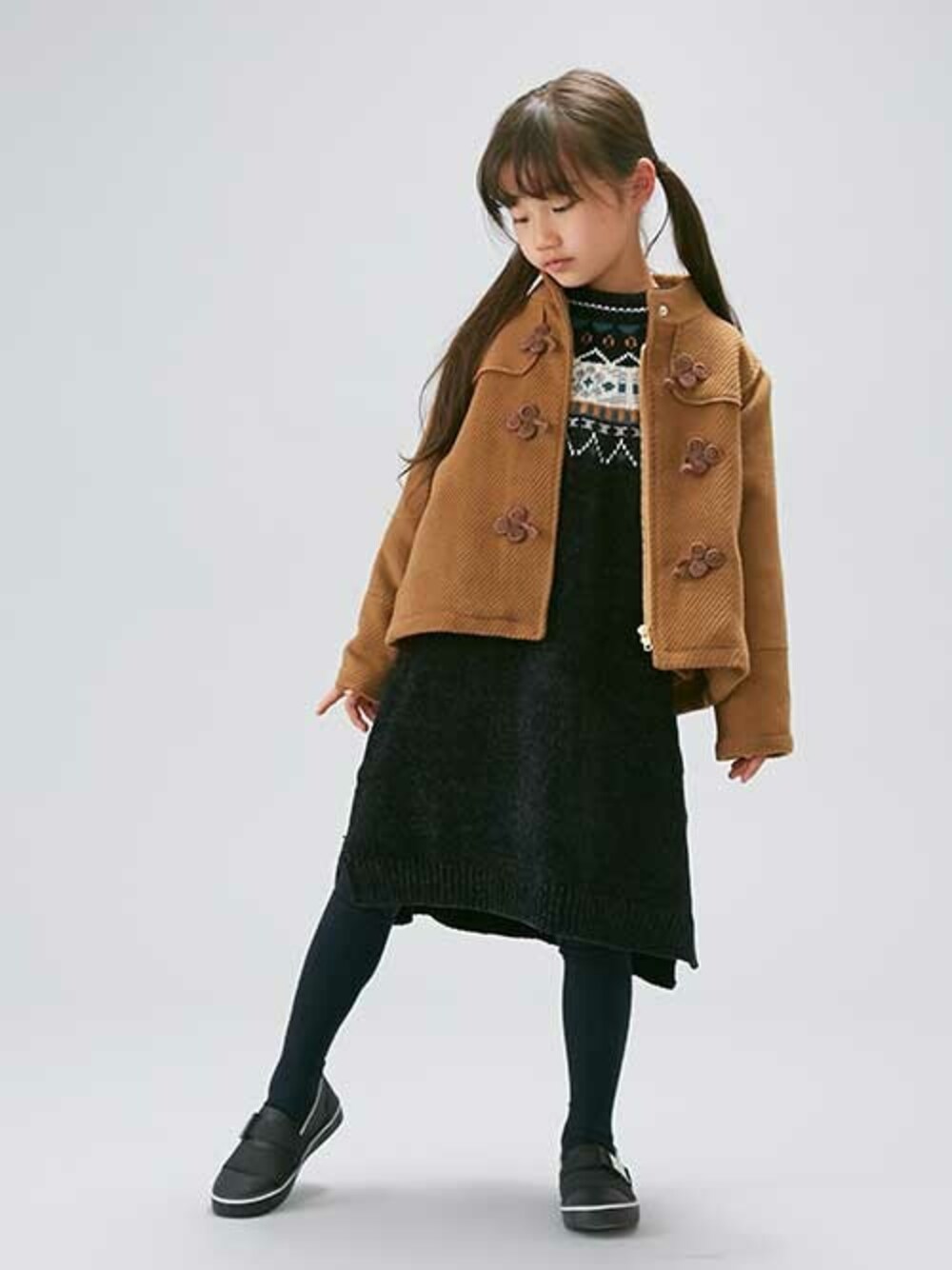 「子供服、キッズコーデ、キッズ、冬物、女の子、キッズファッション、女の子ママ、エフオーオンラインストア(F.O.Online Store)、オトナト、Otonato.」｜「Otonatoのボリュームダッフルコート（ダッフルコート、イエロー系）」を使った、F.O.OnlineStoreさん（キッズ・110cm）の秋コーディネートの1枚目の写真