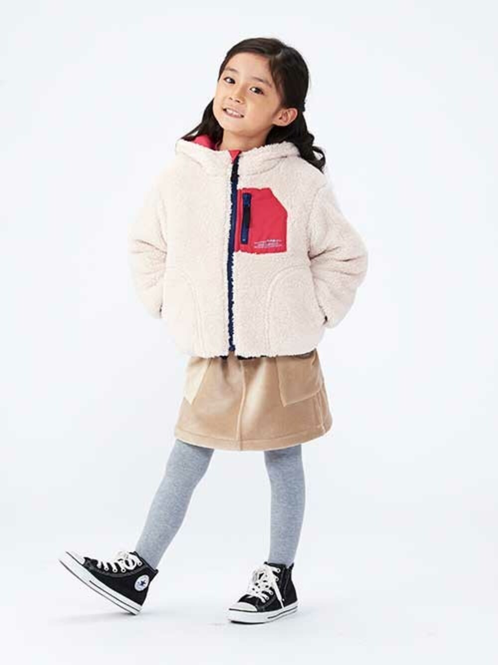「アウター、ボア、プチプラ、子供服、キッズコーデ、キッズ、冬物、女の子、キッズファッション、エフオーオンラインストア(F.O.Online Store)」｜「BREEZEの中綿ボアリバーシブルジャンパー（ダウンジャケット/コート、ピンク系）」を使った、F.O.OnlineStoreさん（キッズ・110cm）の秋コーディネートの1枚目の写真