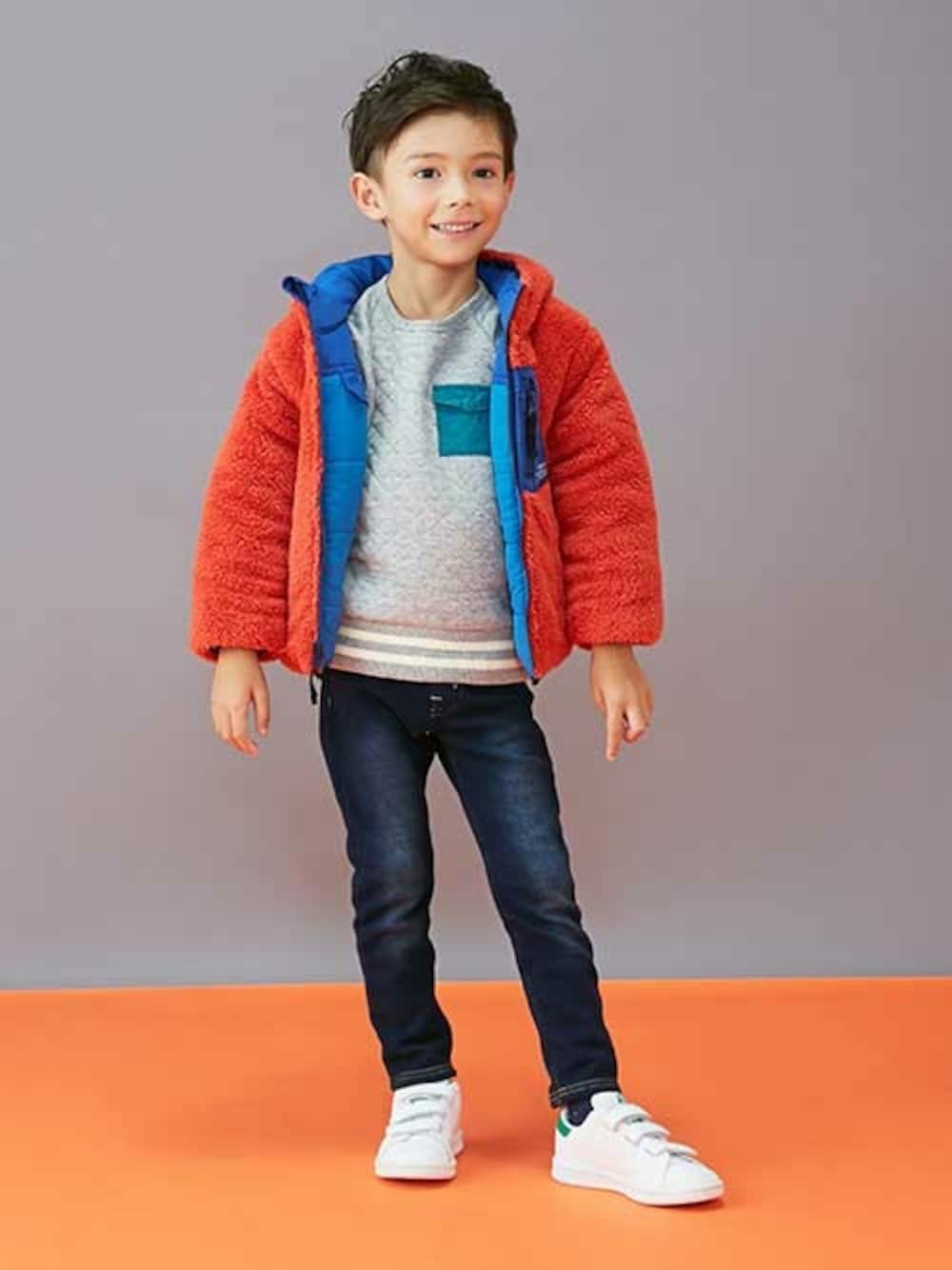 「アウター、プチプラ、キッズコーデ、男の子、冬物、あったかコーデ、BREEZE、キッズファッション、ブリーズ、エフオーオンラインストア(F.O.Online Store)」｜「BREEZEの中綿ボアリバーシブルジャンパー（ダウンジャケット/コート、ブルー系）」を使った、F.O.OnlineStoreさん（キッズ・110cm）の秋コーディネートの1枚目の写真